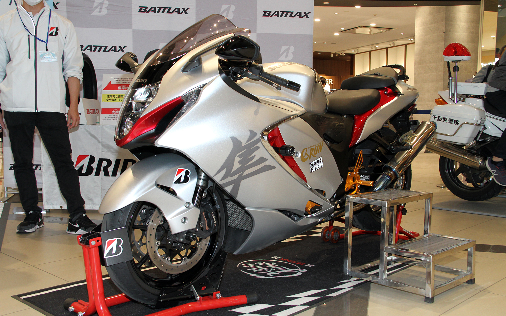 スズキ 隼やポケットバイクの展示は子供だちに大人気