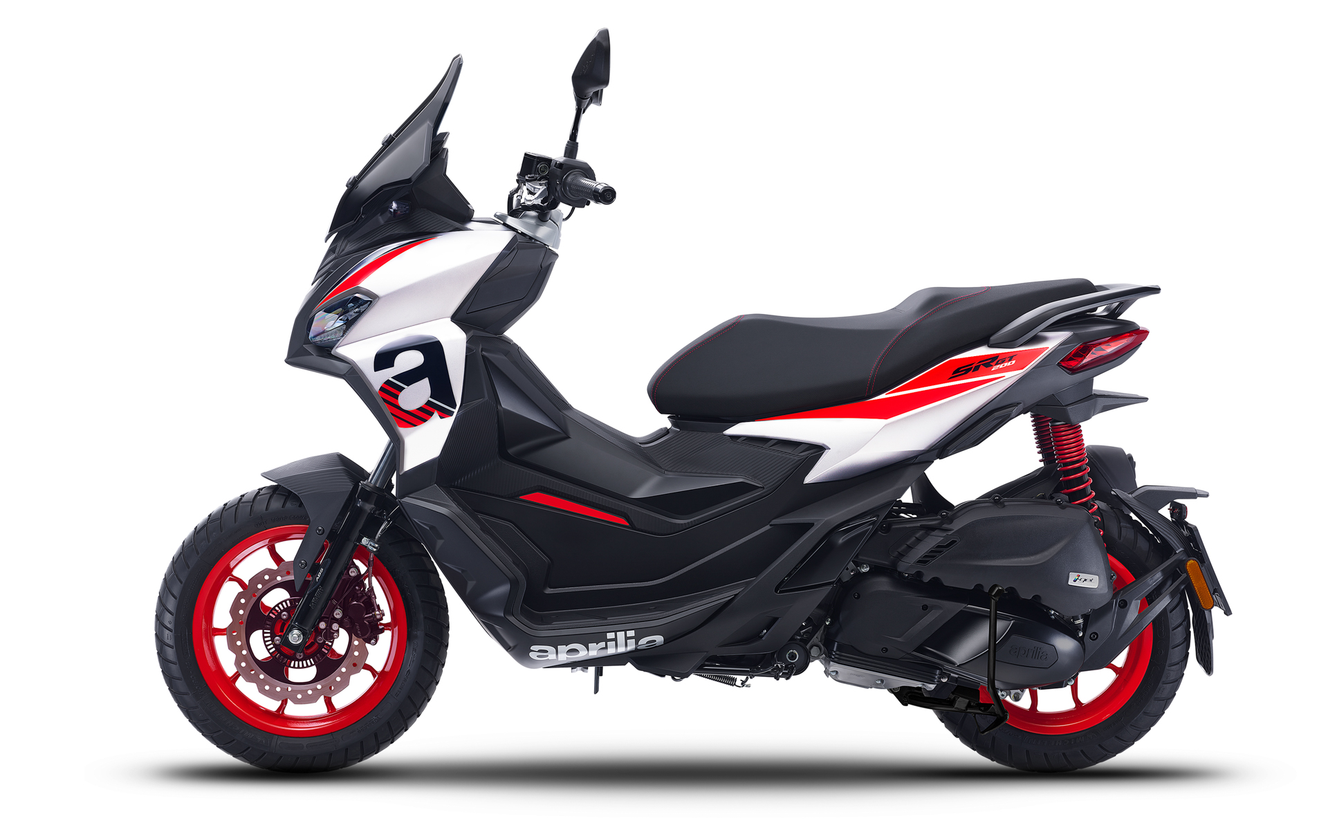 前後ホイールやリアショックスプリングはレッド塗装