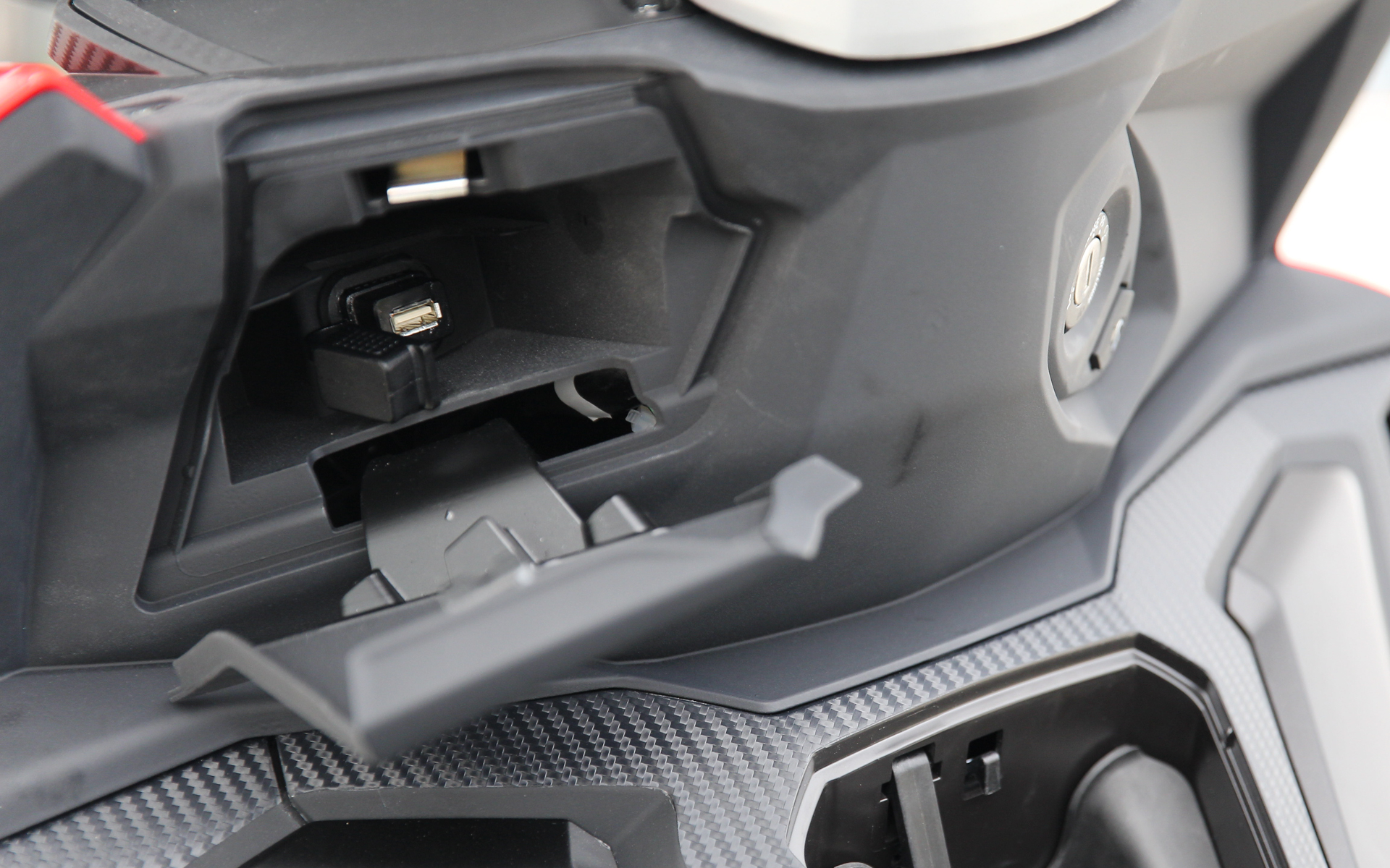 レッグシールドの内側にはスマホ収納スペースとUSB電源ポートを内蔵