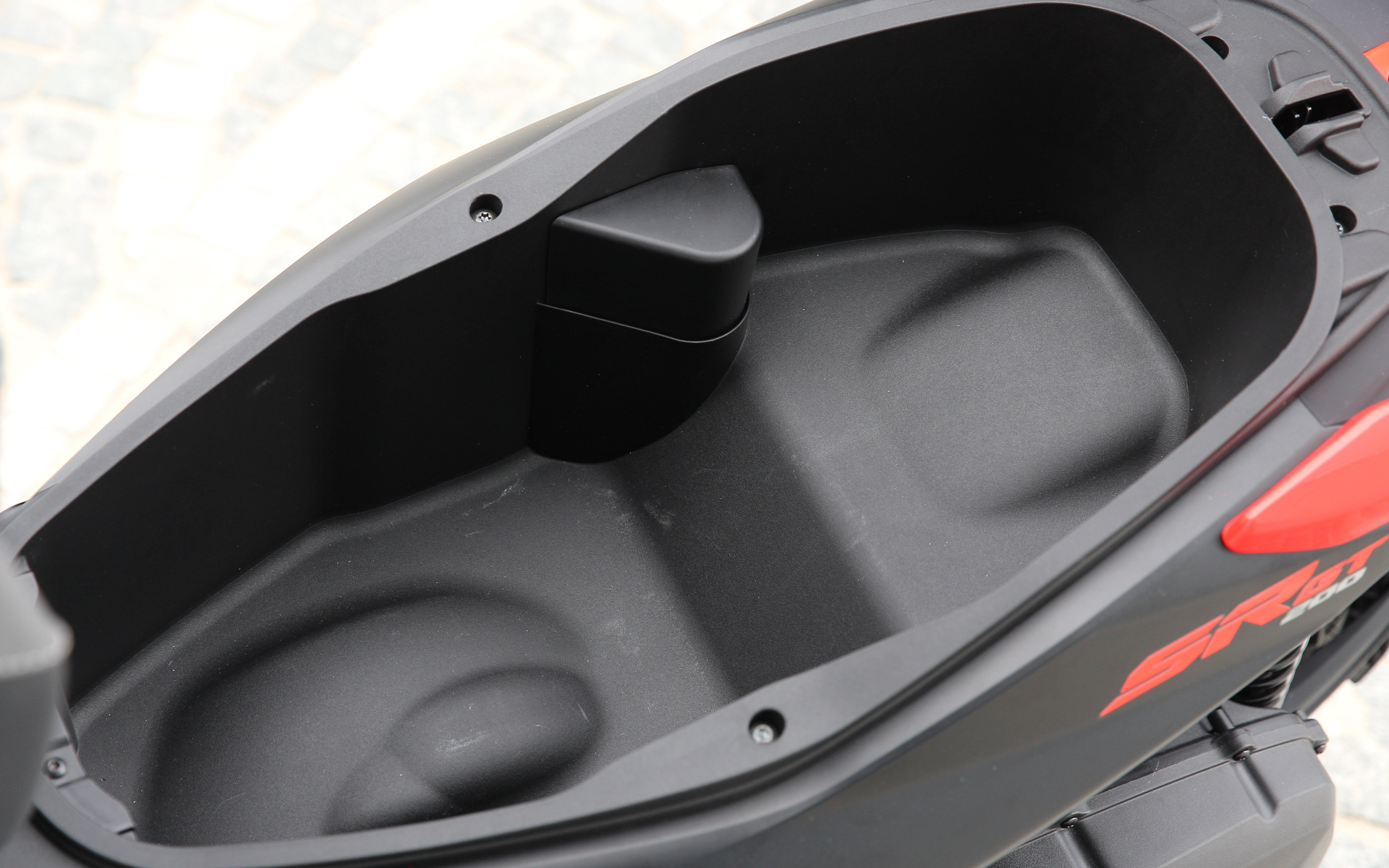 シート下には約25Lの収納スペースを確保