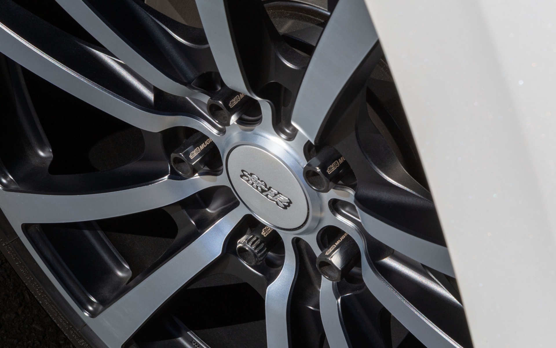 無限の「レーシングナット/レーシングロックナット」装着イメージ