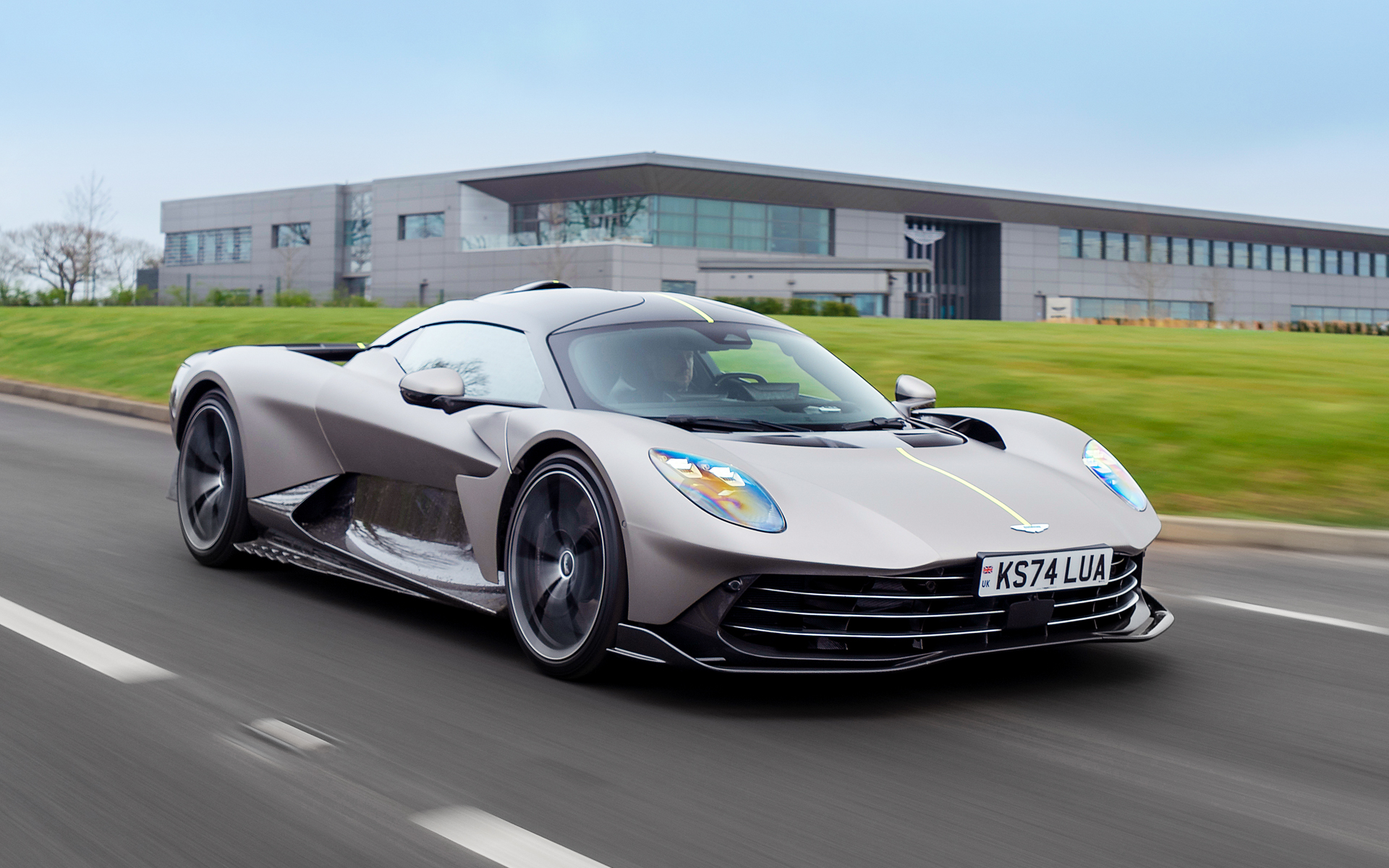 ヴァルハラは北欧神話で「戦士の楽園」を意味する。開発当初のコードネームは「AM-RB 003」