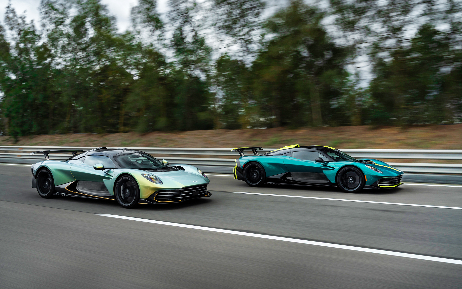 テストコースを周回するポディウムグリーン×ライムグリーンと、ヴァーダントジェイド×ヴァルキリーゴールドの2台