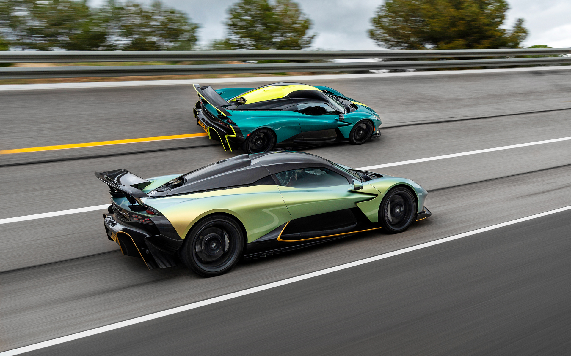 テストコースを周回するポディウムグリーン×ライムグリーンと、ヴァーダントジェイド×ヴァルキリーゴールドの2台