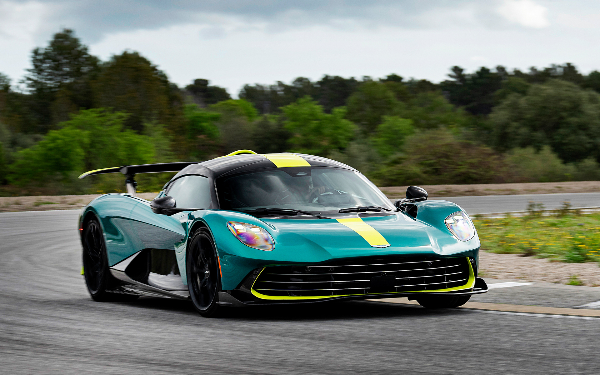 ヴァルハラは2019年にコンセプトモデルがデビュー。当初はV6を搭載する予定だったが途中でV8へと変更された経緯がある