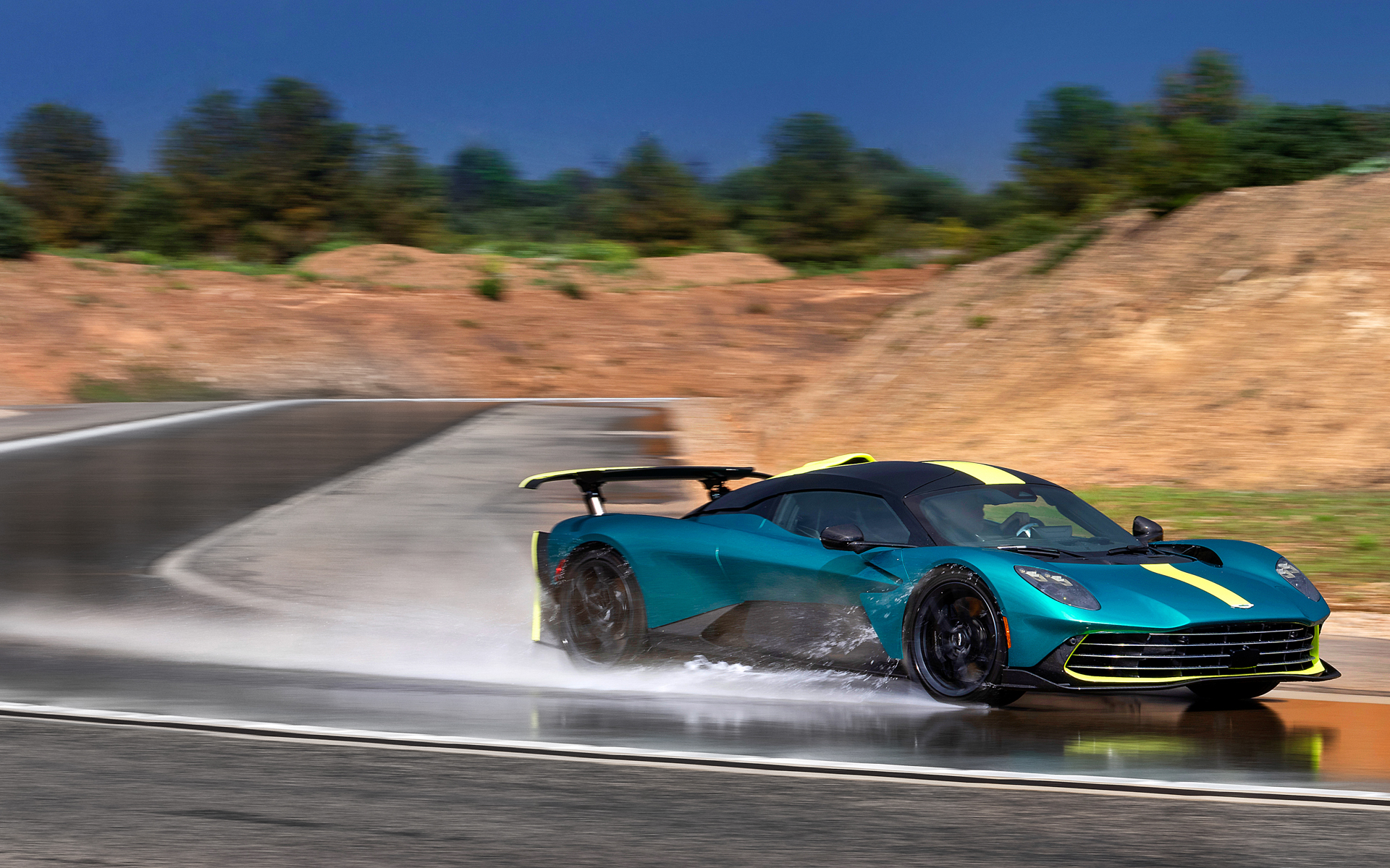 ウェット路面でもハンドリングを確認