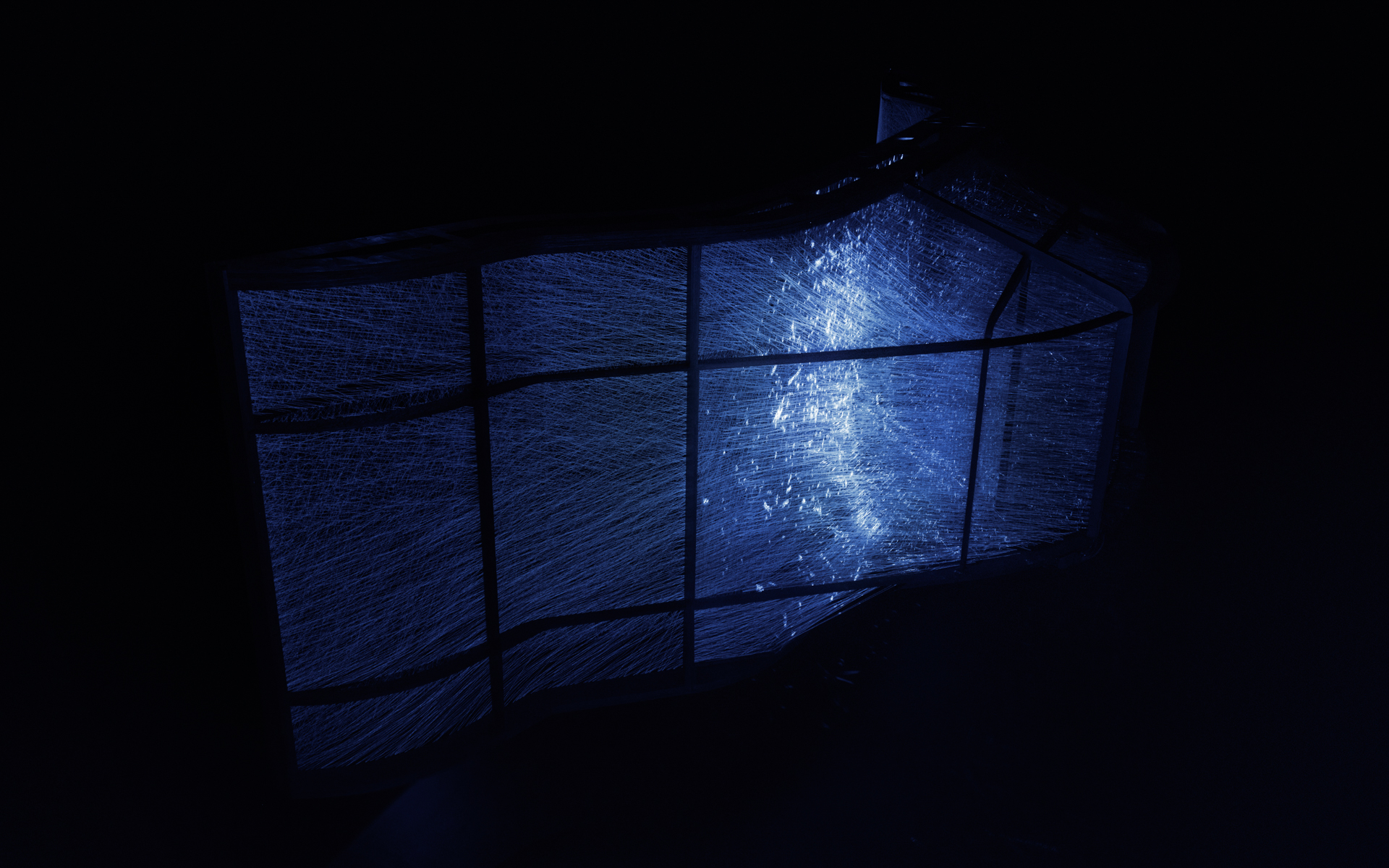 巨大スクリーンは、約35kmにおよぶ竹の繊維を織り込んだ糸を3か月かけて手で編んだという作品