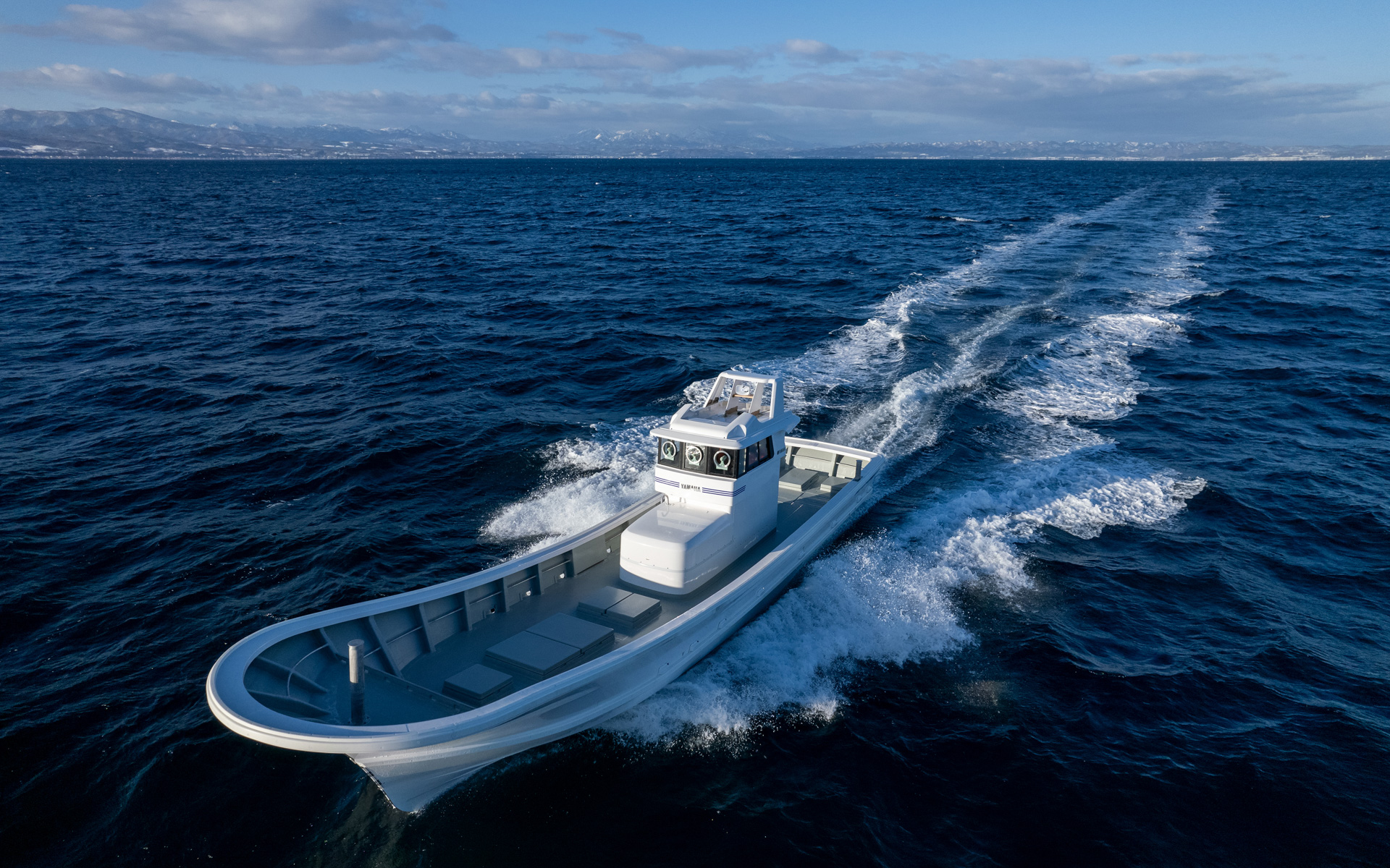 新開発の船型の採用により、波の荒い海象でも安定して高速走行できる卓越した走行性と凌波性を発揮。また波の衝撃を緩和し、快適な乗り心地を実現させた