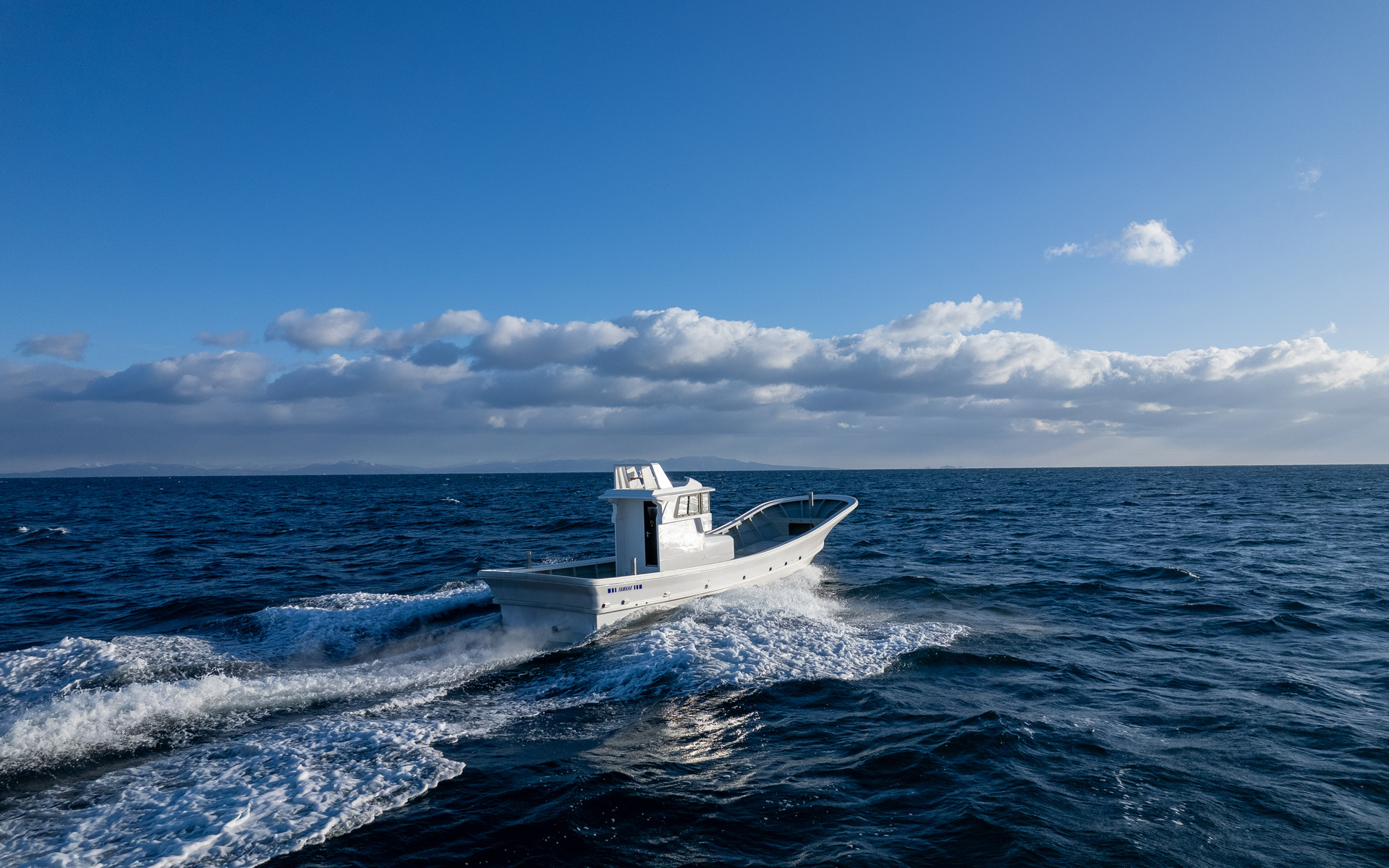 航走姿勢を最適化し、造波抵抗を抑えた新船型により、従来モデル比で燃費性能を約16％向上させた