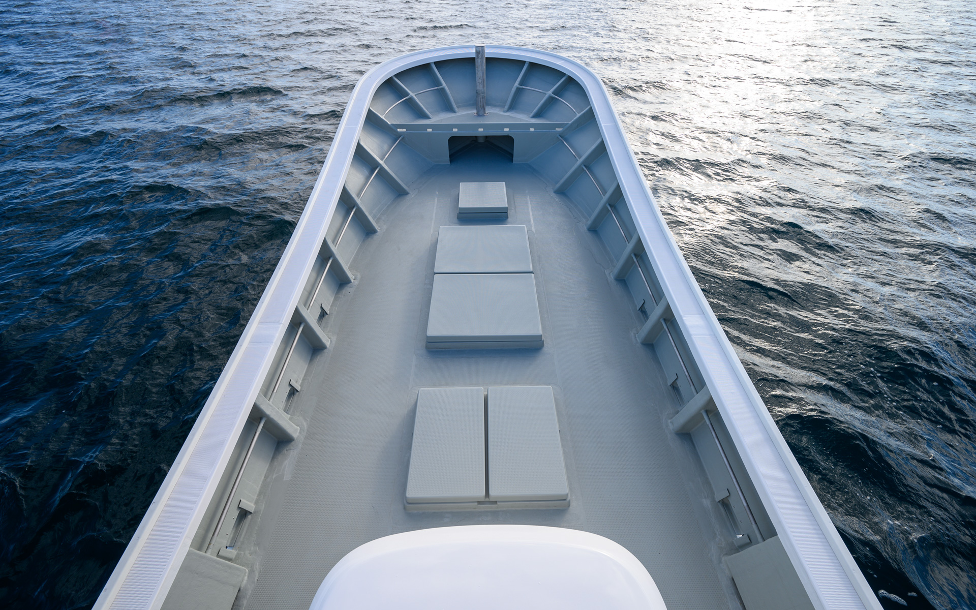 デッキ上の凹凸を排除したフラッシュハッチを一部採用し、デッキスペースの移動のしやすさ、作業性を向上。イケス用冷却機器のスペースを確保することで、漁獲物の鮮度維持を可能とした