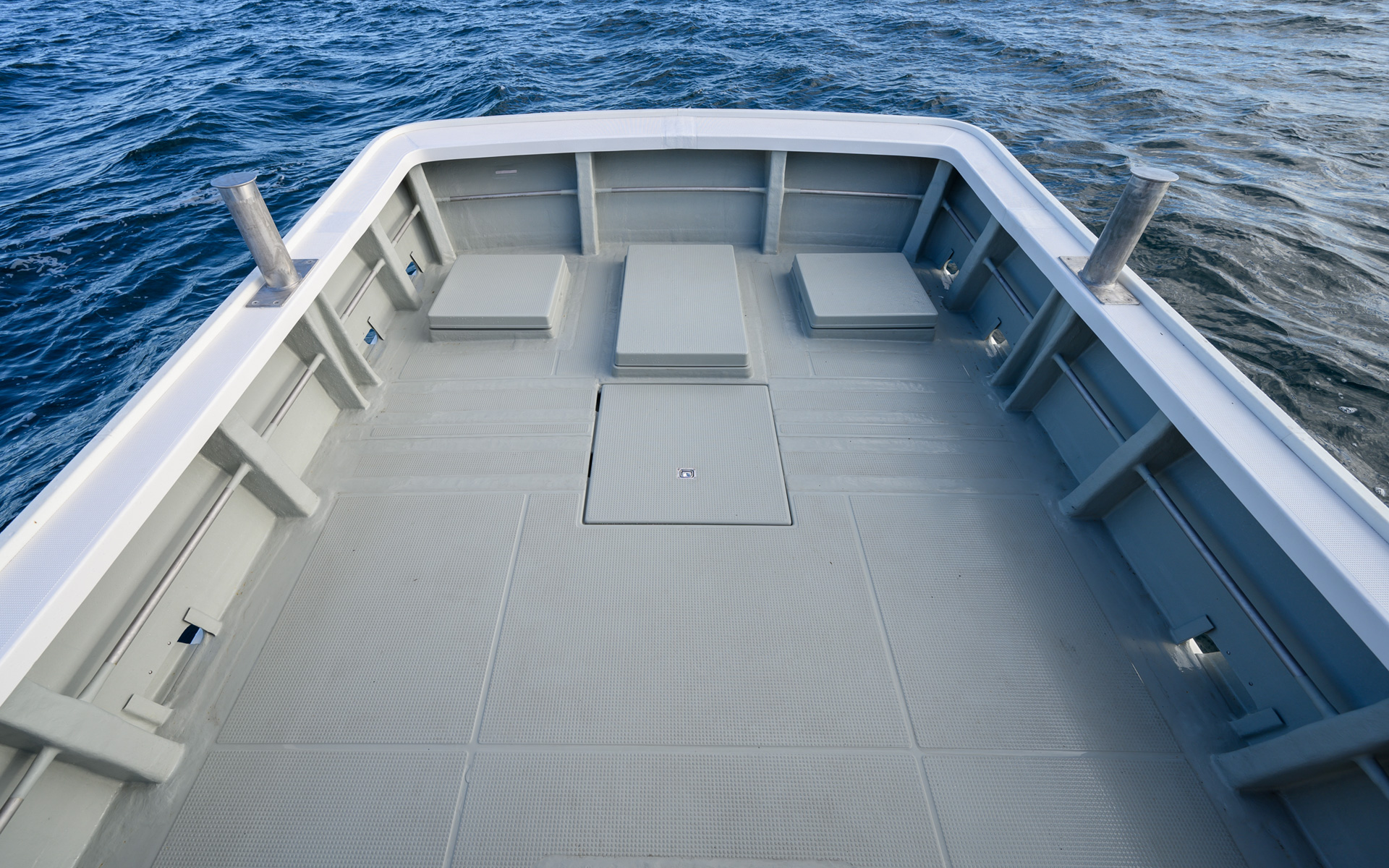 デッキ上の凹凸を排除したフラッシュハッチを一部採用し、デッキスペースの移動のしやすさ、作業性を向上。イケス用冷却機器のスペースを確保することで、漁獲物の鮮度維持を可能とした