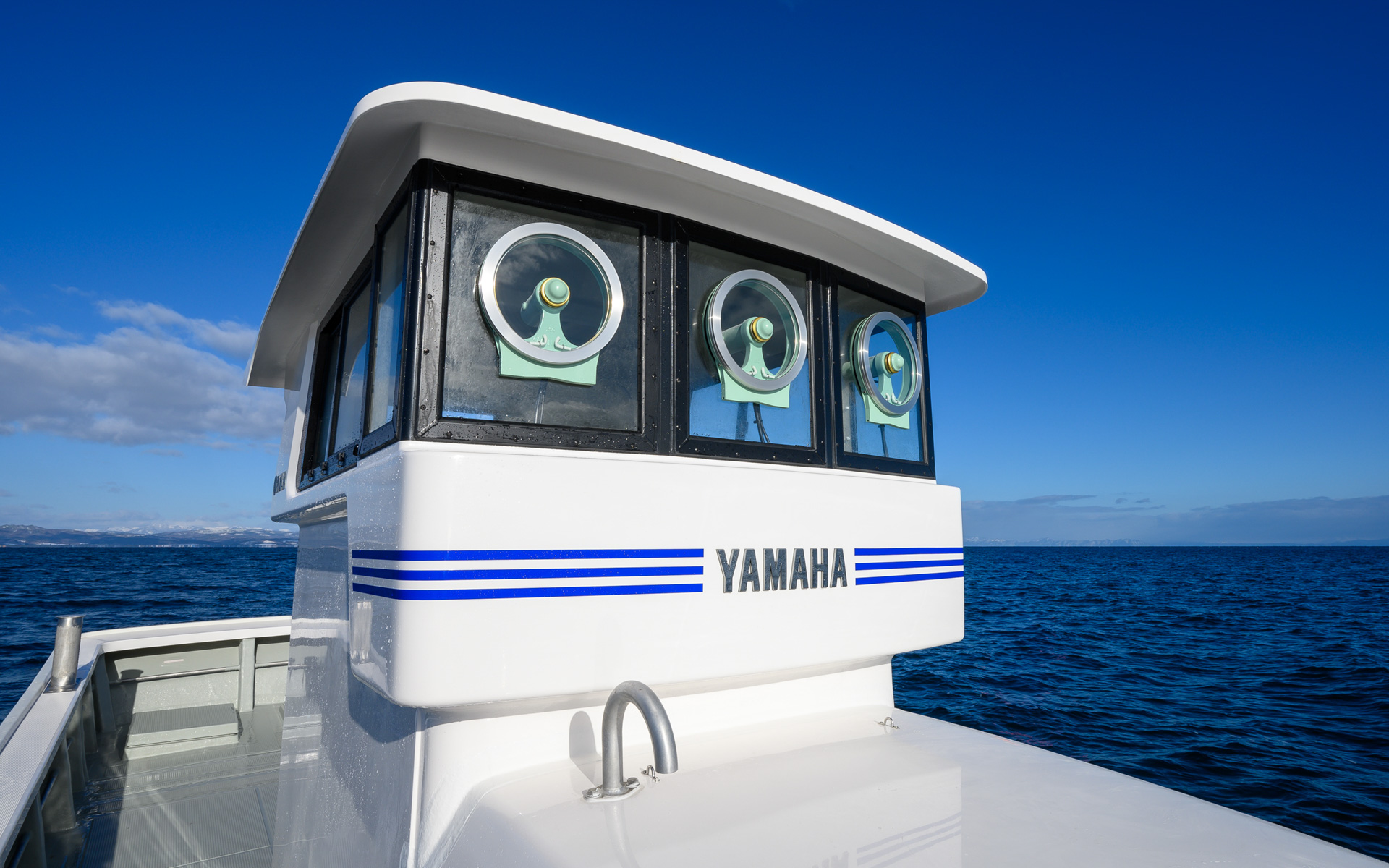 若年漁業従事者に向け、デザイン性を高めたブリッジを採用。ブリッジ内部の操船席には沿岸業行において増加傾向にある航海機器類の設置スペースを確保