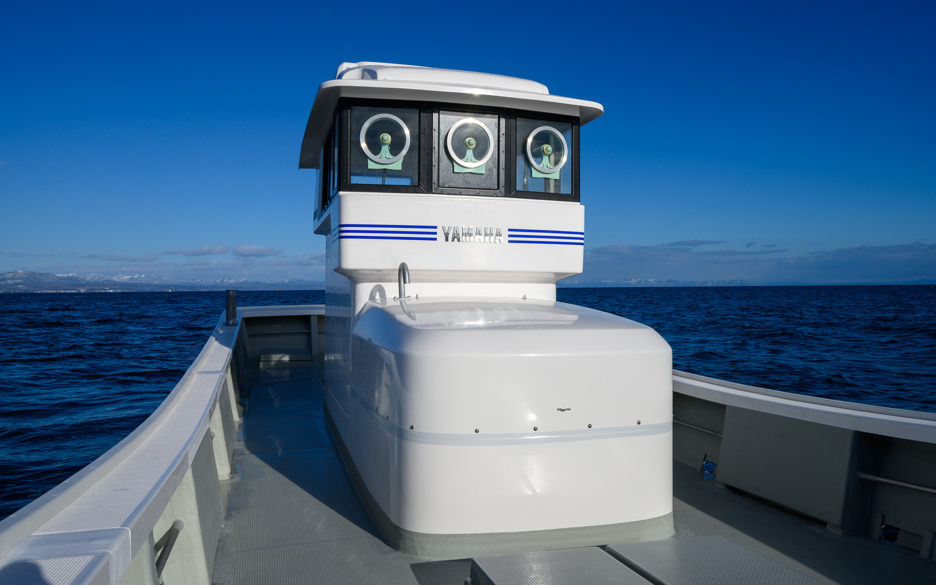 若年漁業従事者に向け、デザイン性を高めたブリッジを採用。ブリッジ内部の操船席には沿岸業行において増加傾向にある航海機器類の設置スペースを確保