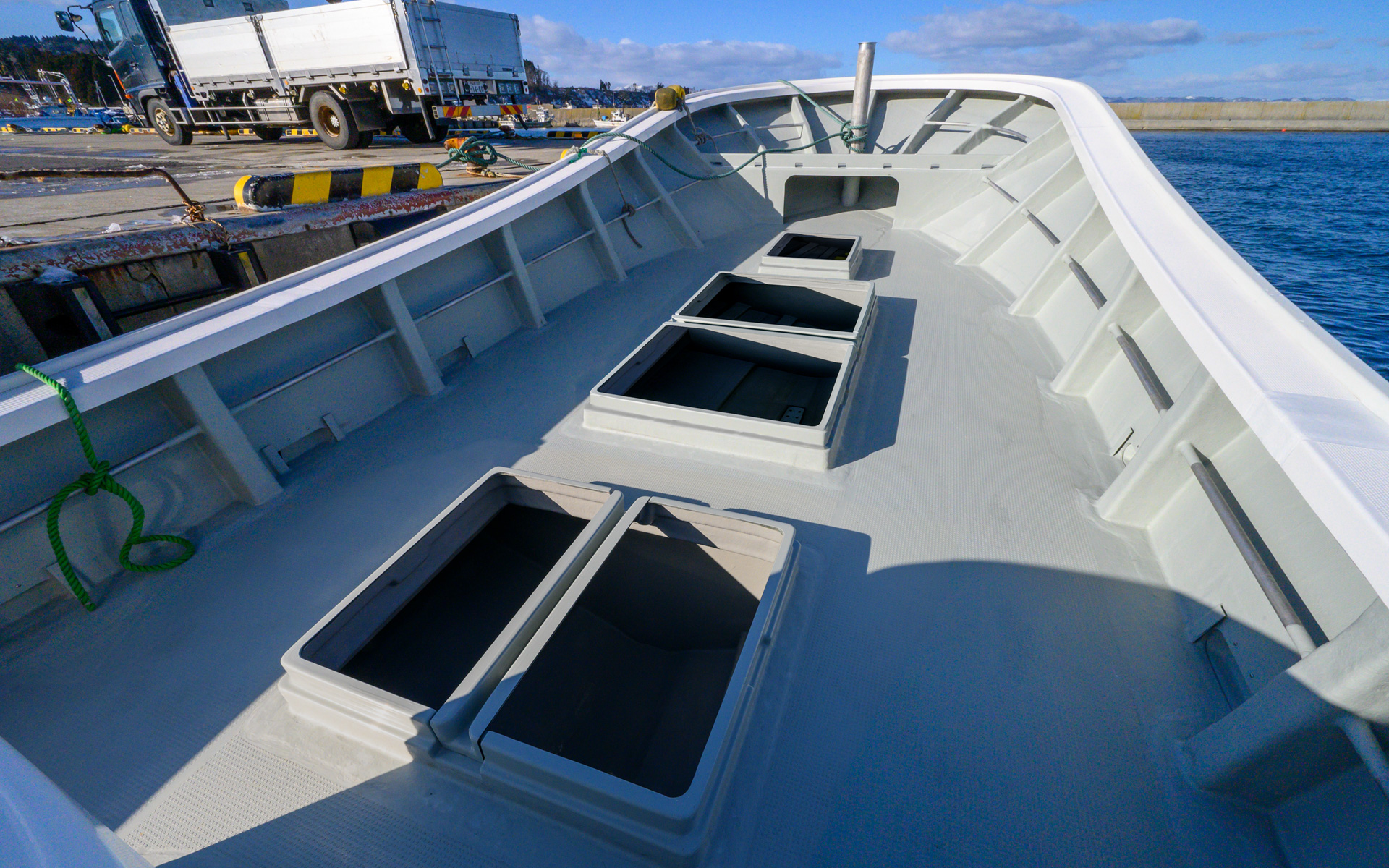 デッキ上の凹凸を排除したフラッシュハッチを一部採用し、デッキスペースの移動のしやすさ、作業性を向上。イケス用冷却機器のスペースを確保することで、漁獲物の鮮度維持を可能とした