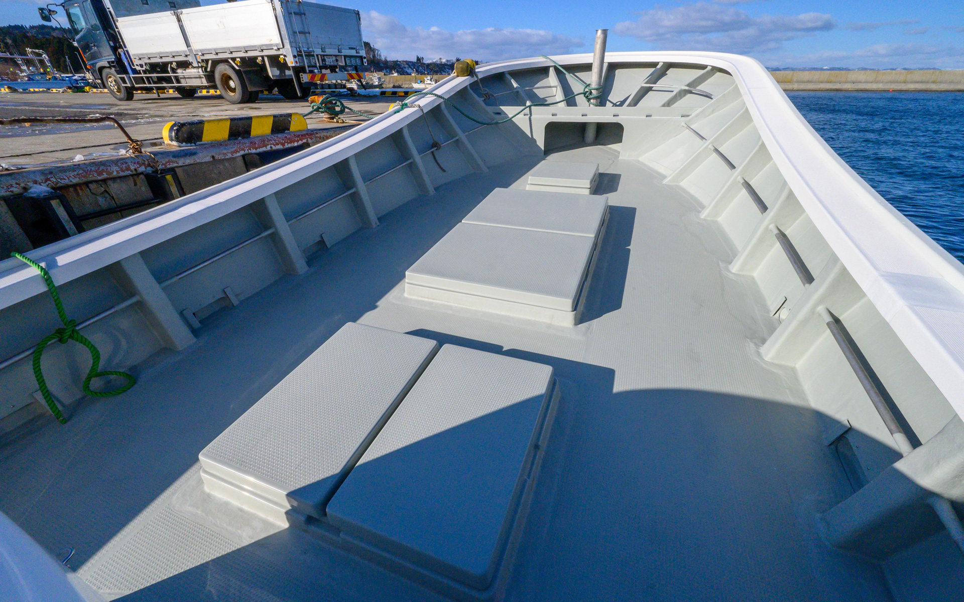 デッキ上の凹凸を排除したフラッシュハッチを一部採用し、デッキスペースの移動のしやすさ、作業性を向上。イケス用冷却機器のスペースを確保することで、漁獲物の鮮度維持を可能とした