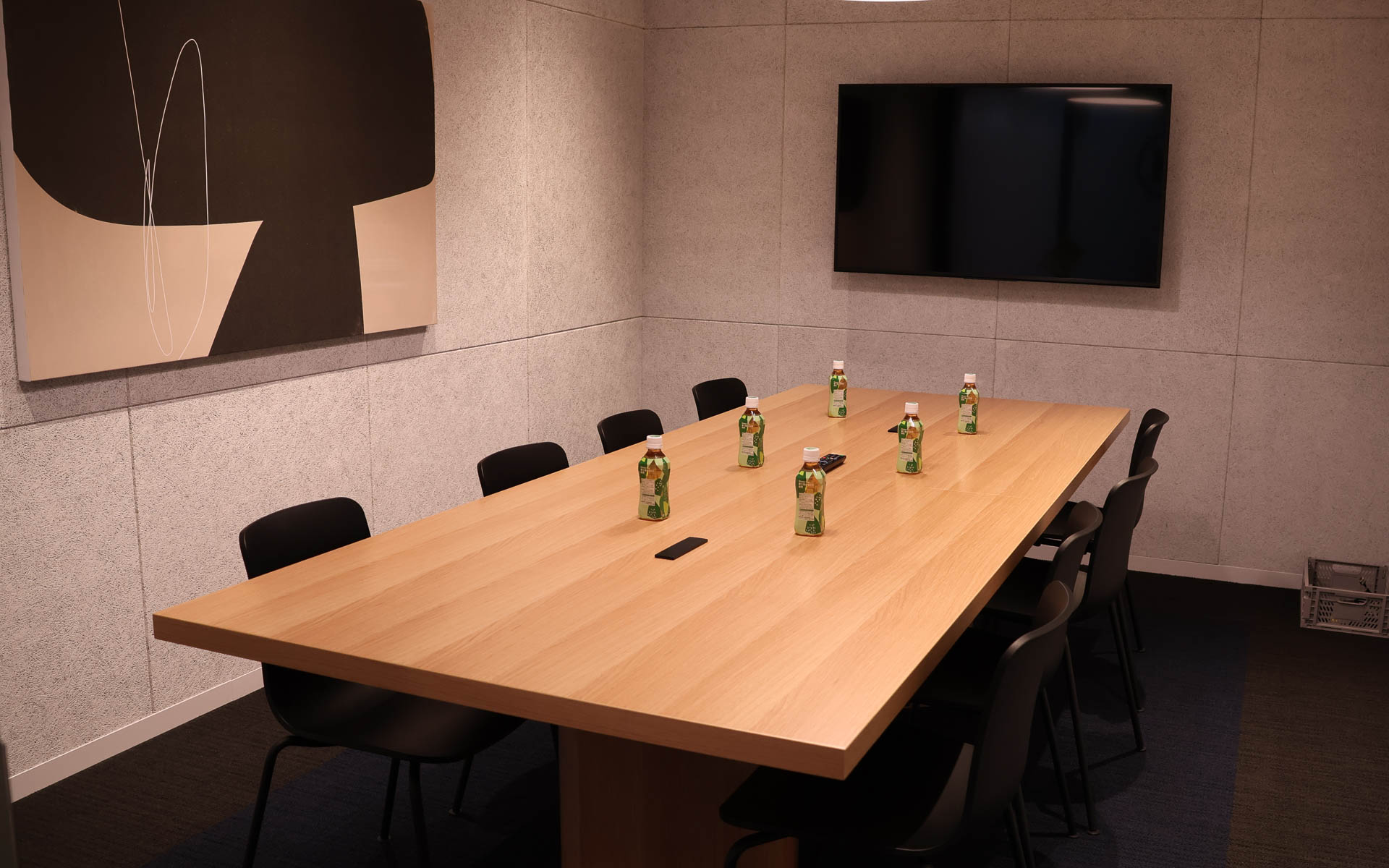 会議室やフォンブースは入居する企業で共有となる