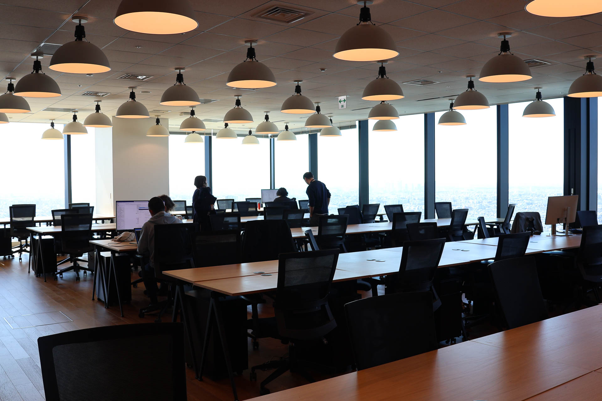 スバル専用のワークスペースはすべてフリーアドレス。モニターを使いたい場合はモニター置き場から持ってきて設置するという