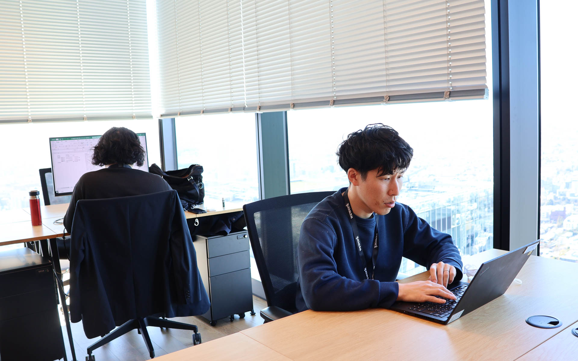 スバル専用のワークスペースはすべてフリーアドレス。モニターを使いたい場合はモニター置き場から持ってきて設置するという