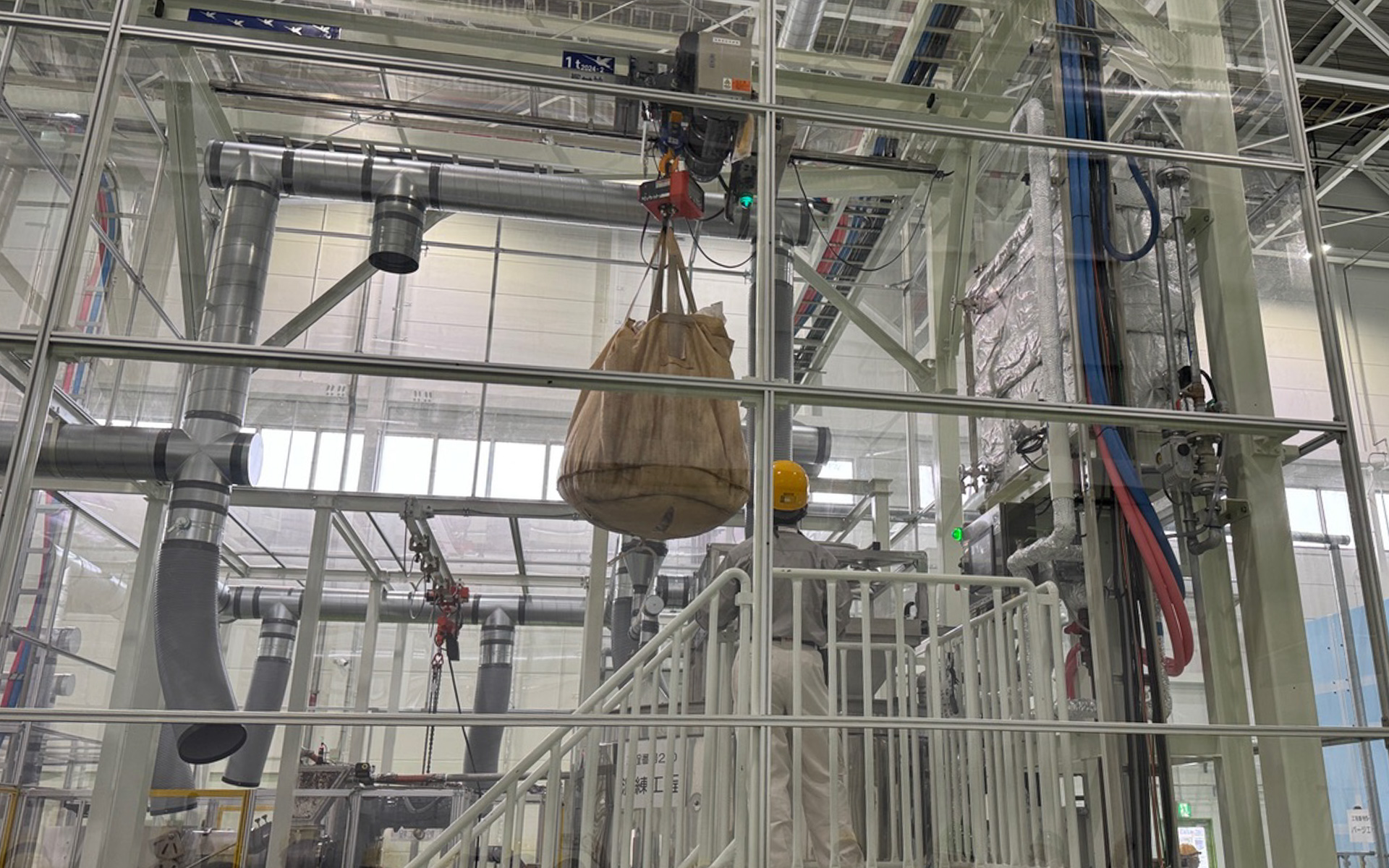 滋賀県竜王町にあるダイハツ工業の「バイオガス実証プラント」を見学してきました！　正直なところ、設備内はニオイがきついのでは……と覚悟していましたが、ニオイが出る工程はアクリルで覆い、脱臭機能を整えていることでまったくそんなことはなく、とってもクリーンな環境にまずびっくり。これは最初に牛糞が運ばれてきて発酵準備に入るところですが、すぐ横には最終の固液分離工程が。工程の入口と出口を近づけることで効率よく回していくという、ダイハツらしい考え方と技術が詰まった施設でした