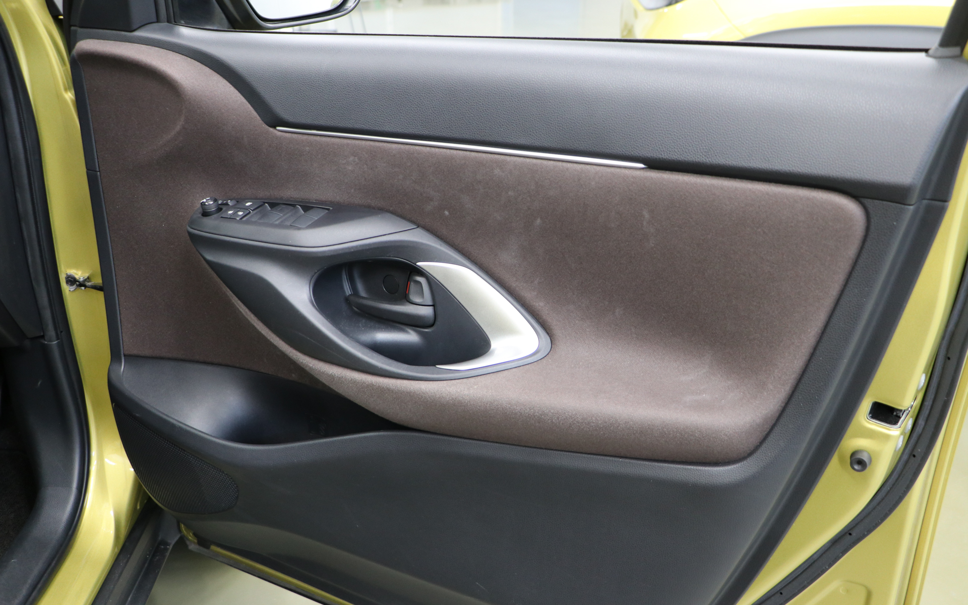 アップグレード前のフロントドアトリム表皮＆インナーガーニッシュ