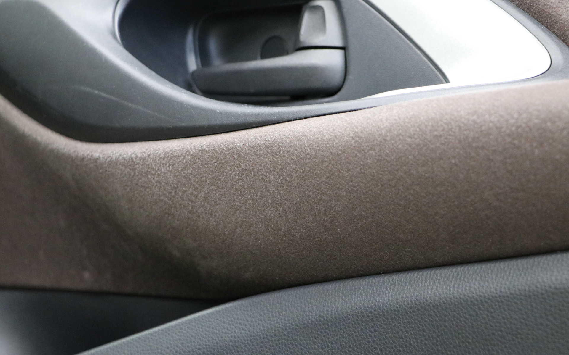 擦れて白っぽくなってしまったアップグレード前のフロントドアトリム表皮