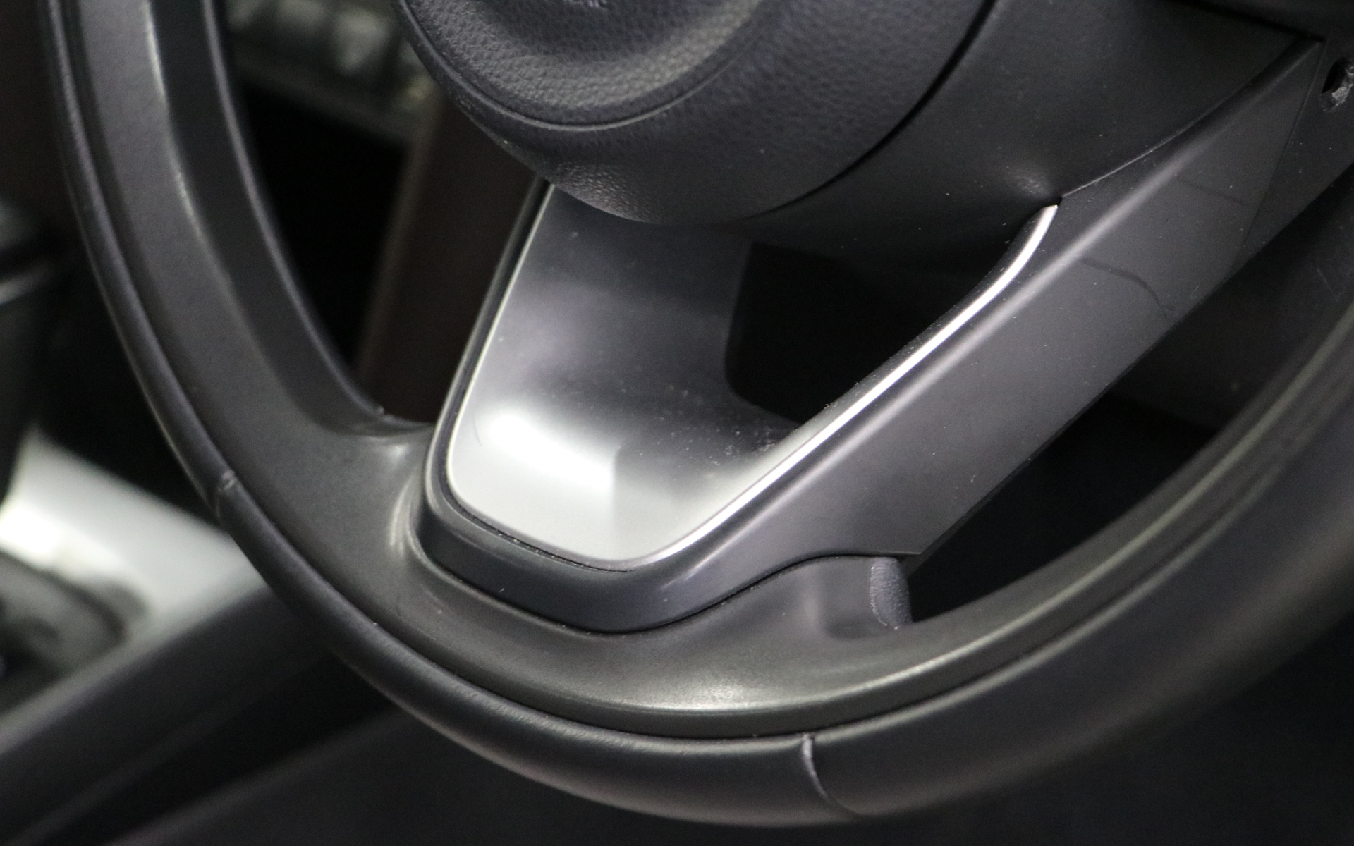 アップグレード前のステアリングオーナメント