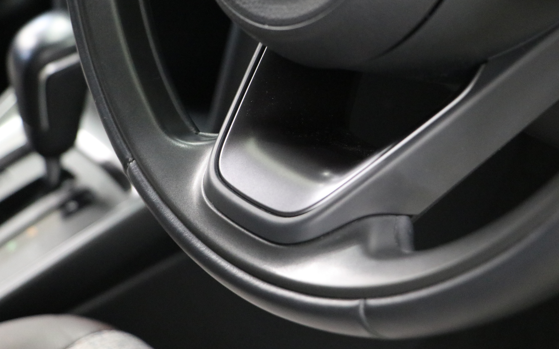 アップグレード後のステアリングオーナメント