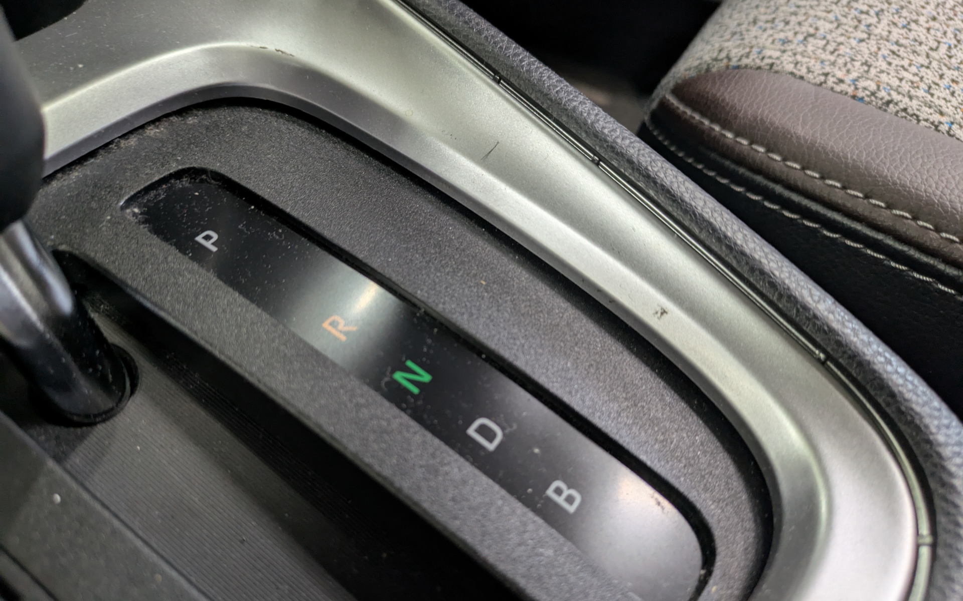 細かいキズが見えるアップグレード前のコンソールガーニッシュ