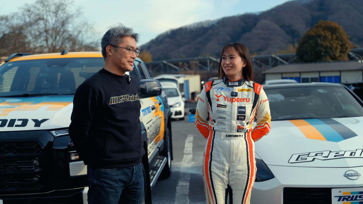 トラストの川島徹氏とレーシングドライバーの猪爪杏奈選手