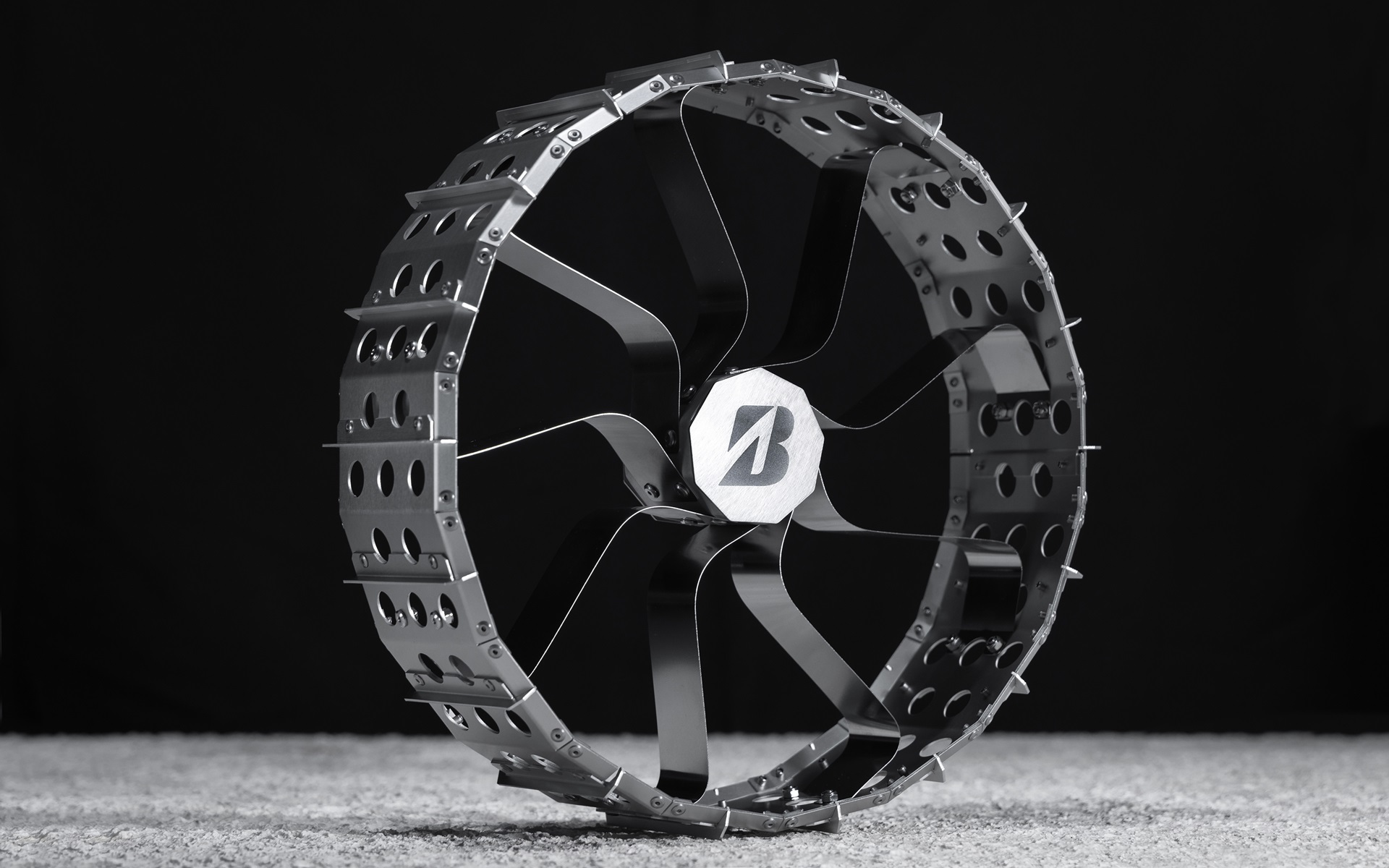 展示している中小型月面探査車用タイヤのコンセプトモデル