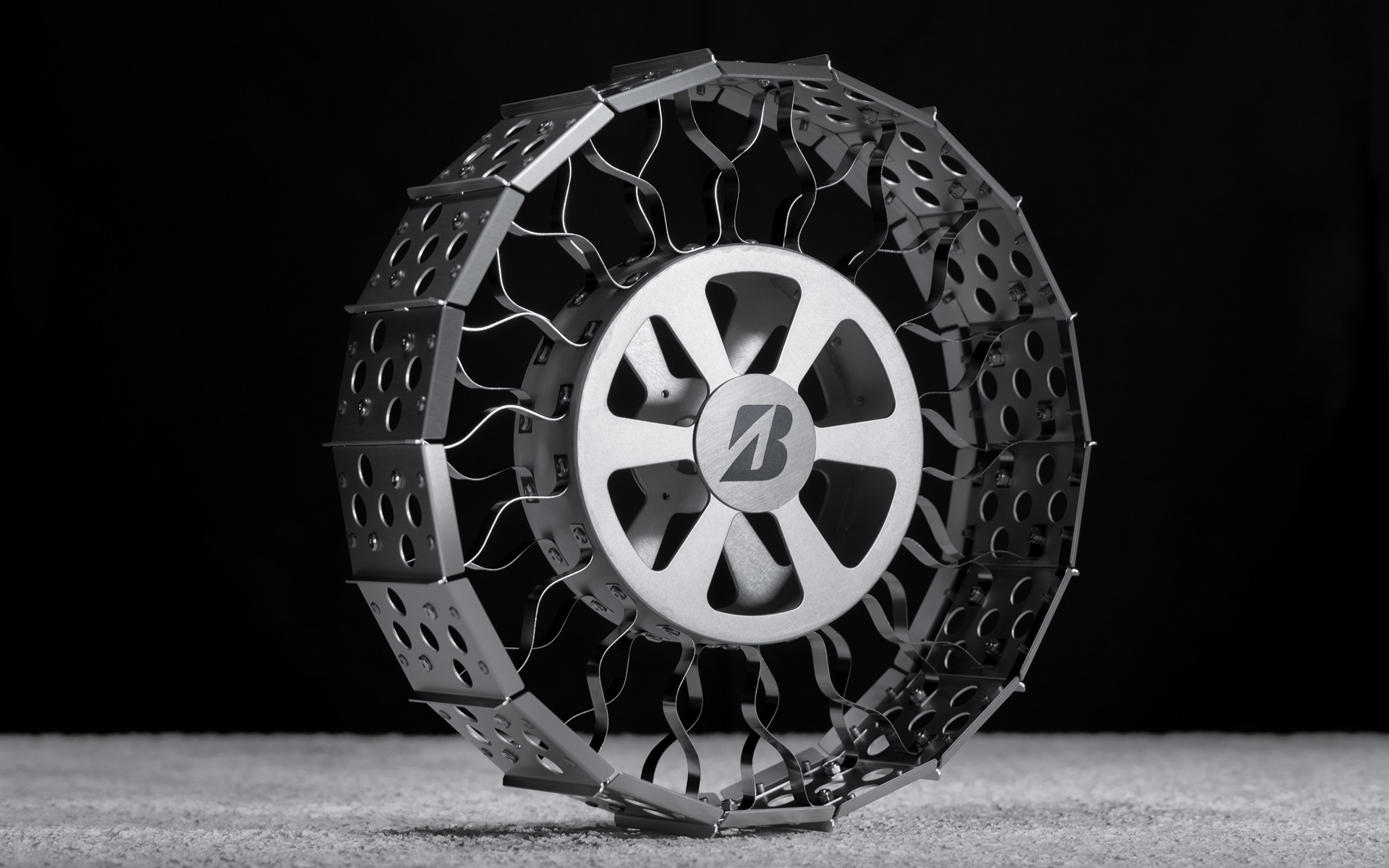 展示している中小型月面探査車用タイヤのコンセプトモデル