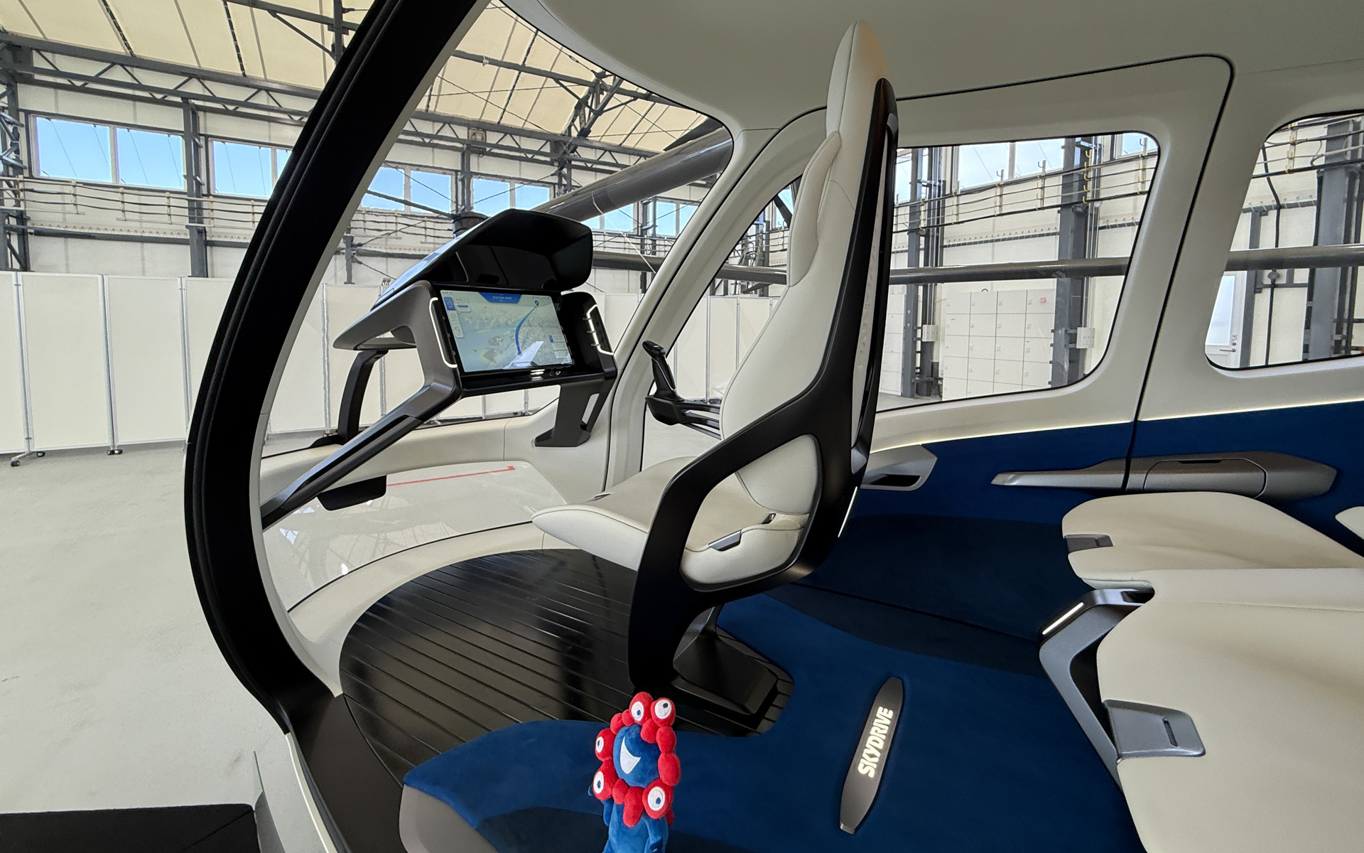 インテリアは3人乗りを想定している