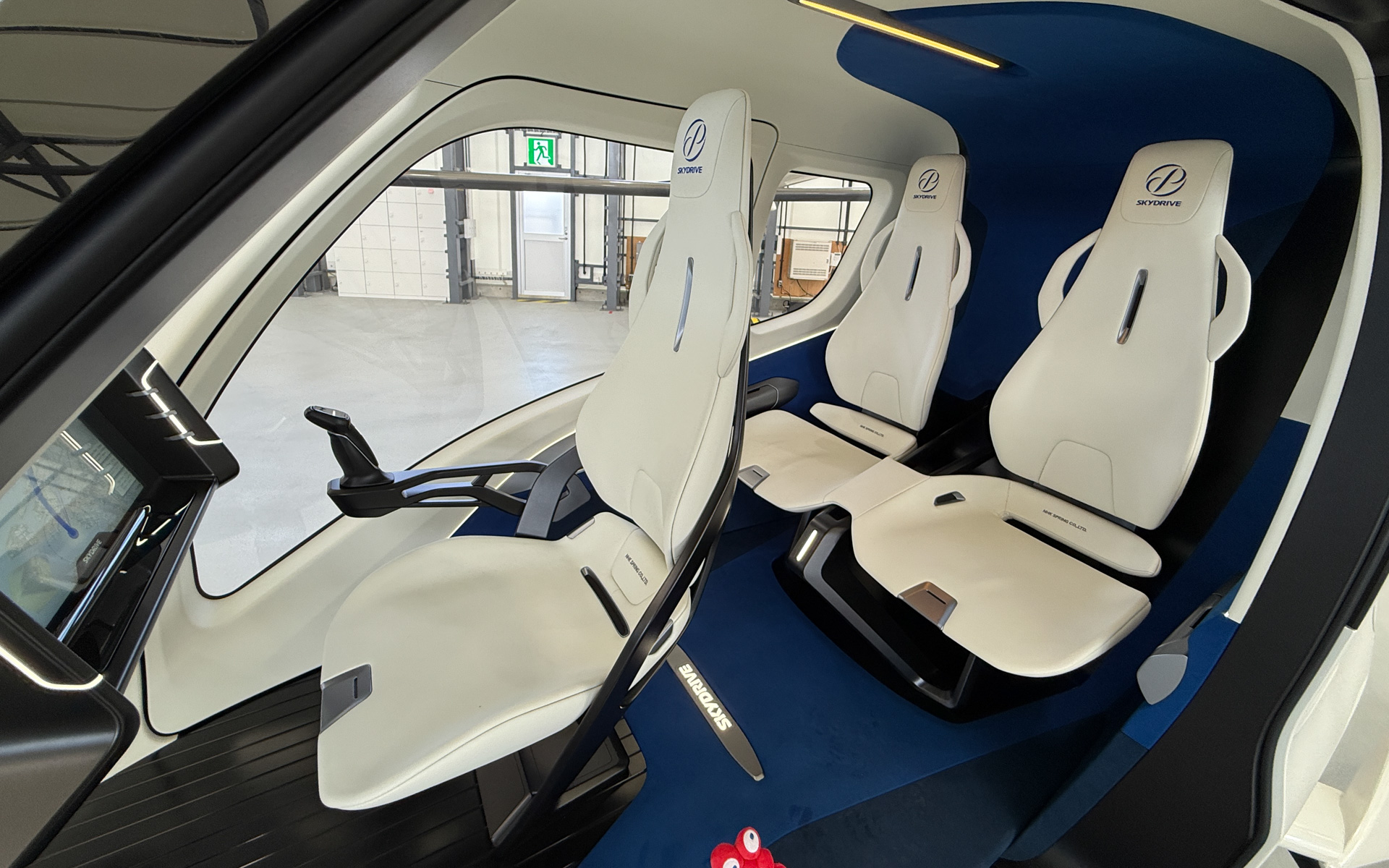 インテリアは3人乗りを想定している