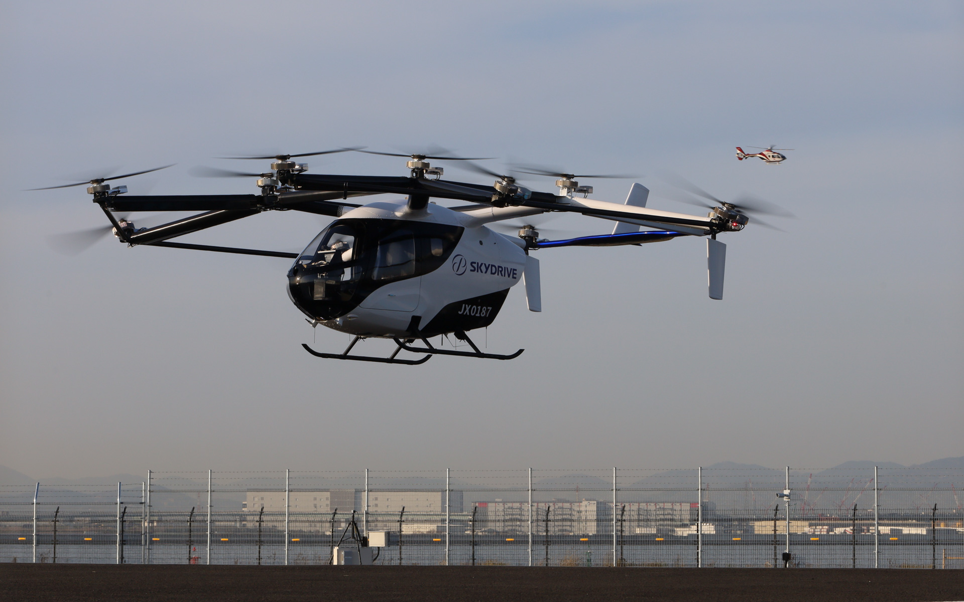 SkyDriveは大阪・関西万博（2025年日本国際博覧会）のメディアデーで、「空飛ぶクルマ」の実機を初公開。エキシビション飛行も実施した