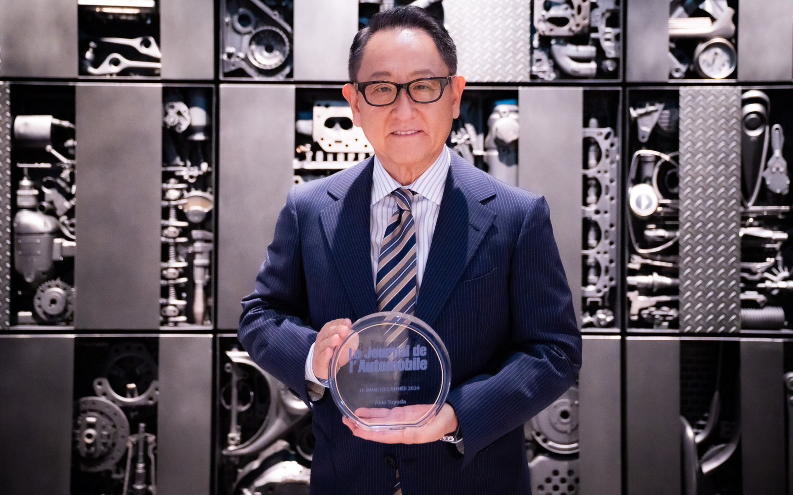 フランスの自動車誌「Le Journal de l'Automobile」の「Man of the year」を受賞したトヨタ自動車株式会社 代表取締役会長 豊田章男氏（写真提供：Le Journal de l'Automobile）