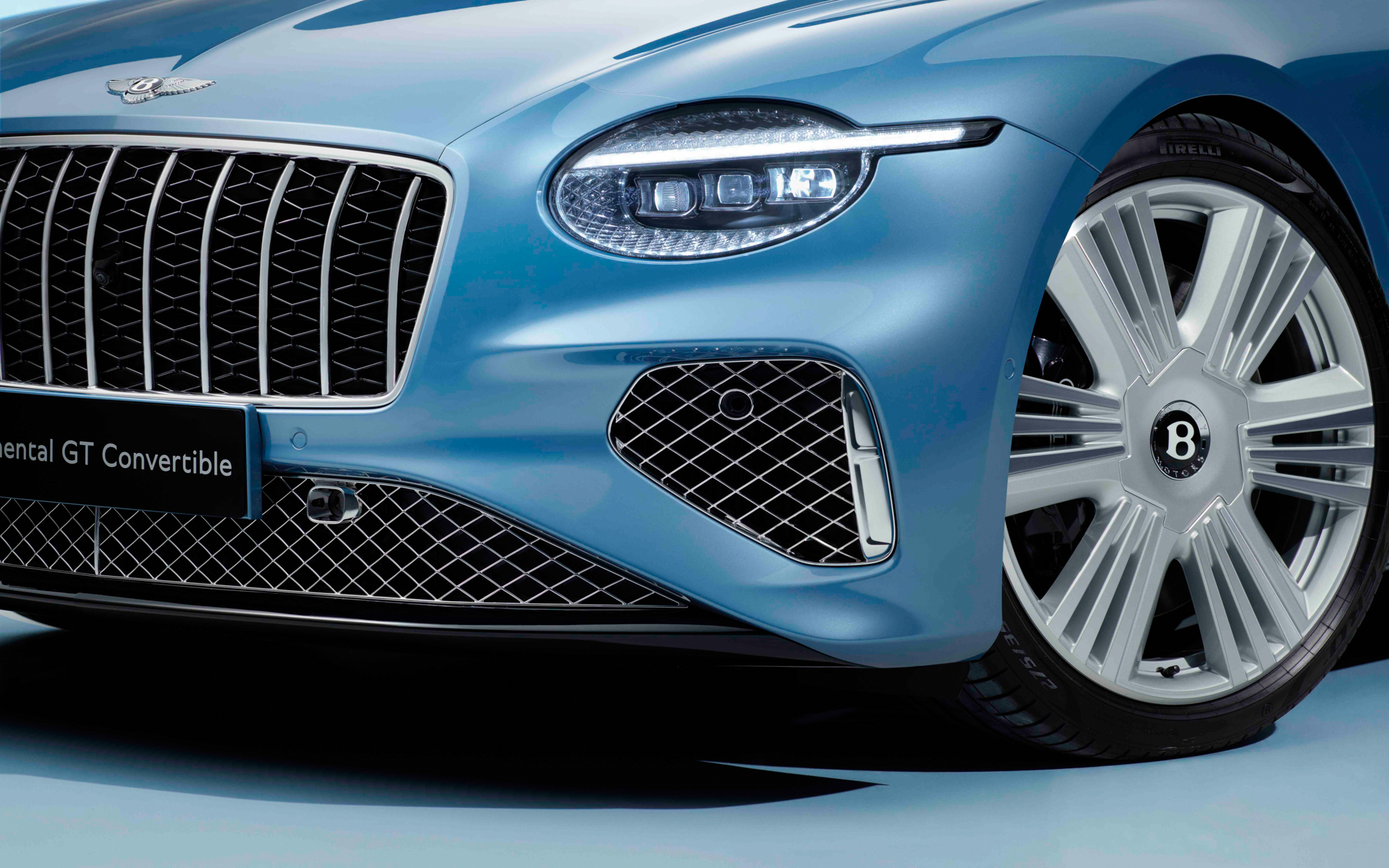 新デザインのアズール専用22インチホイールを採用