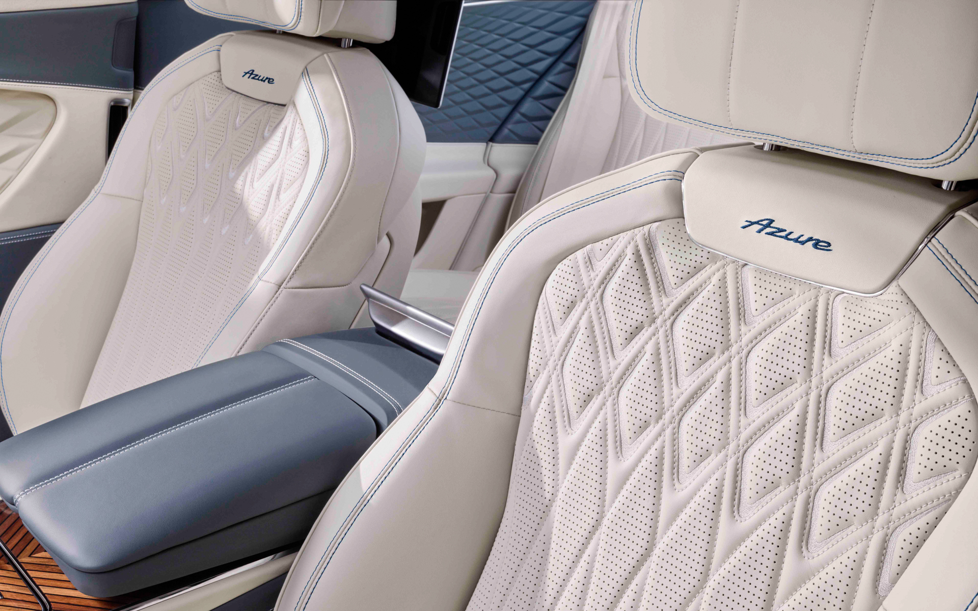 シートには「アズール」の刺繍が入る