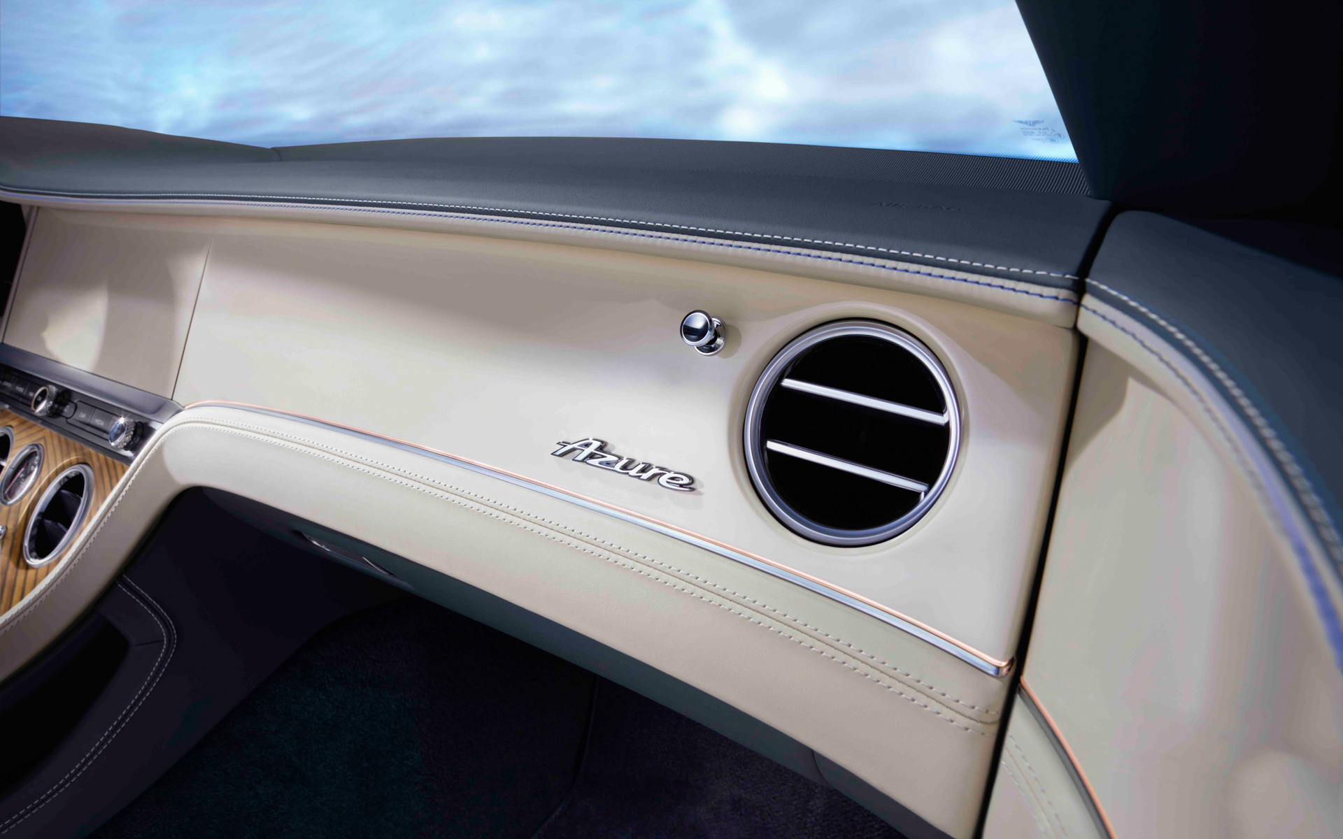 助手席前には「アズール」のエンブレムがあしらわれる