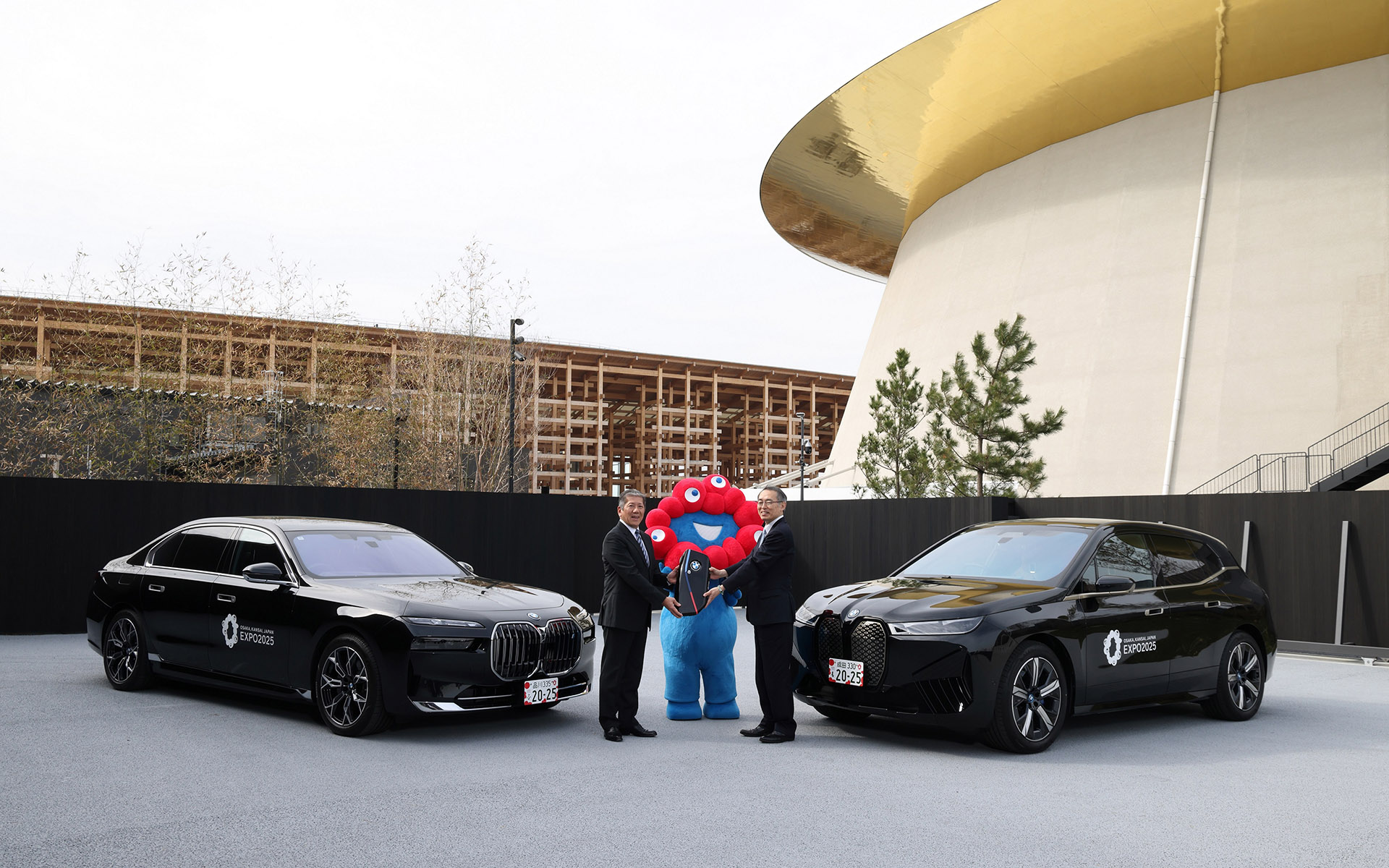 BEV「i7」（左）と「iX」（右）を2025年日本国際博覧会協会に納入