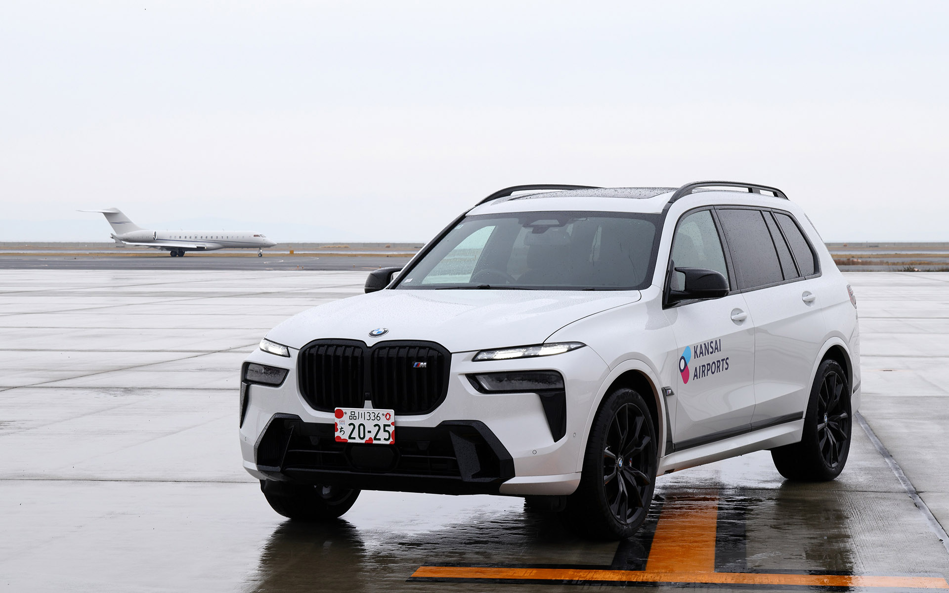 関西国際空港のビジネスジェット専用施設「Premium Gate玉響」利用者向けに、玉響と駐機場までを送迎する車両として「X7」1台を関西エアポートへ納入