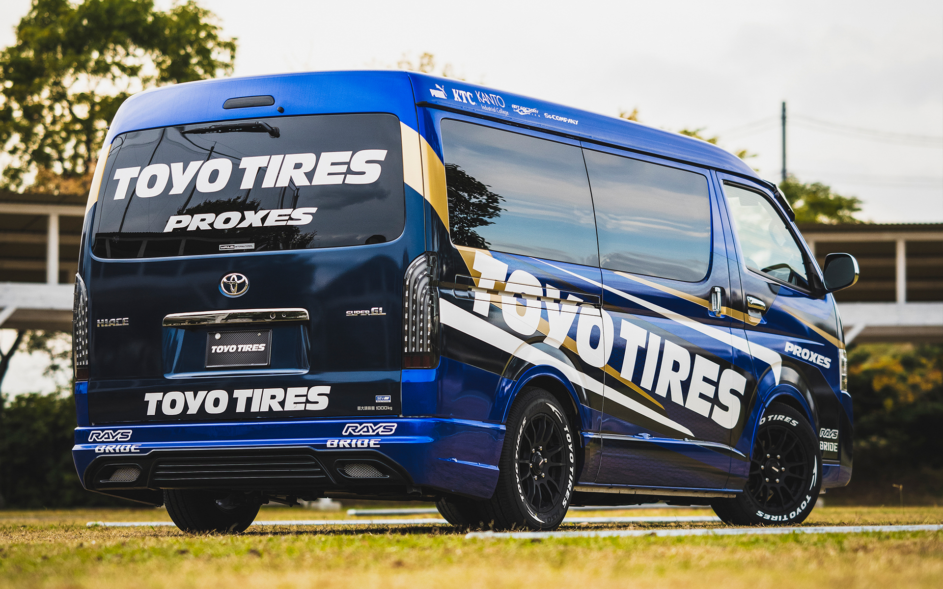 TOYO TIRES トヨタ ハイエースの実車