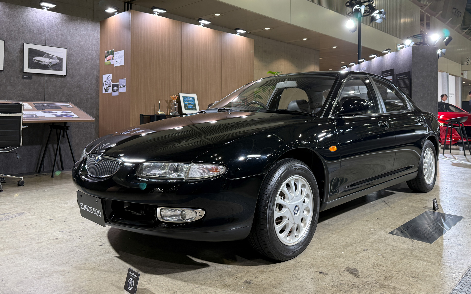 「ユーノス500」は、1990年代のデザインテーマ「ひびきのデザイン」を体現したモデル