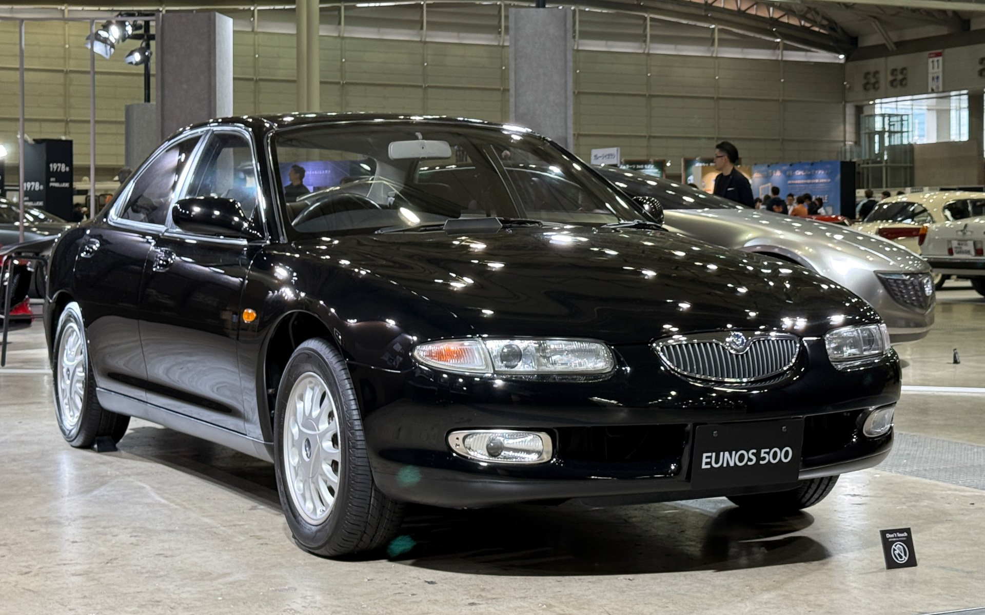 「ユーノス500」は、1990年代のデザインテーマ「ひびきのデザイン」を体現したモデル