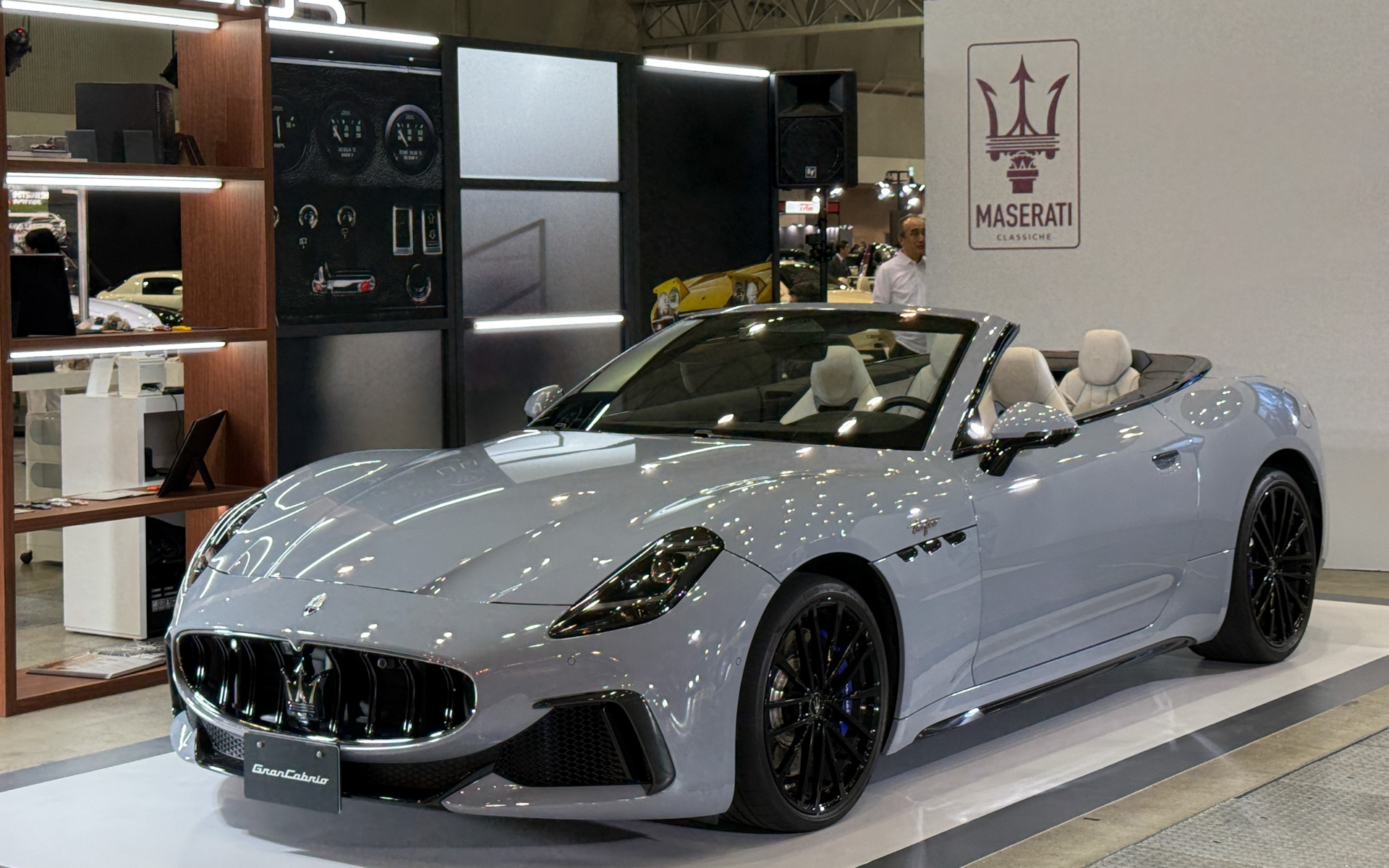 展示車両の「グランカブリオ」。国内で2024年5月に発表した新型「グランカブリオ」は、クーペの美しさと快適性、オープンの開放感を融合したマセラティの最新オープンモデル。洗練されたソフトトップを採用し、優雅なデザインと先進技術を兼ね備えた。走行中（50km/h以下）でも開閉可能なルーフや風の巻き込みを低減するウインドディフレクターを標準装備し、快適なオープンエア体験を提供