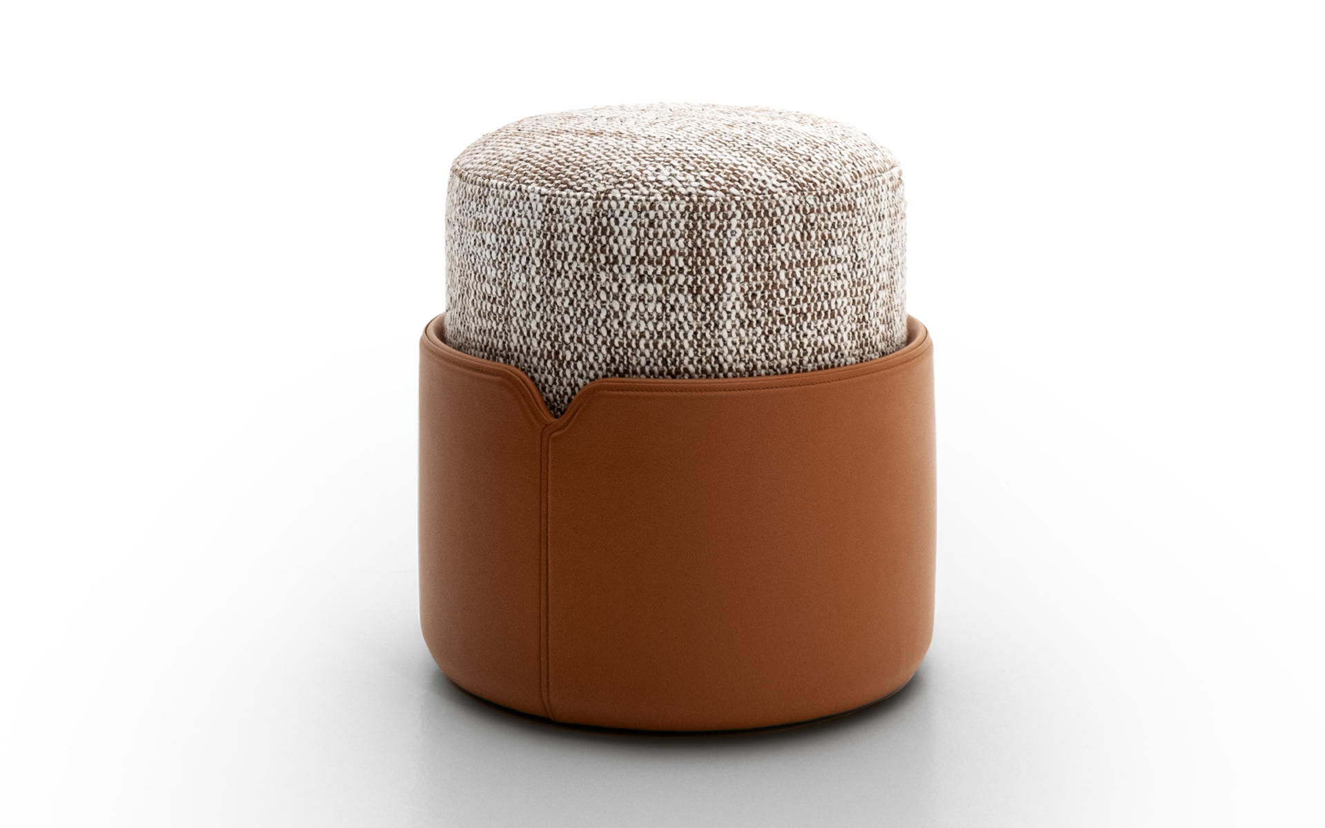 「Teti（テティ）」：エレガントなデザインと洗練された幾何学模様が目を引くプーフ