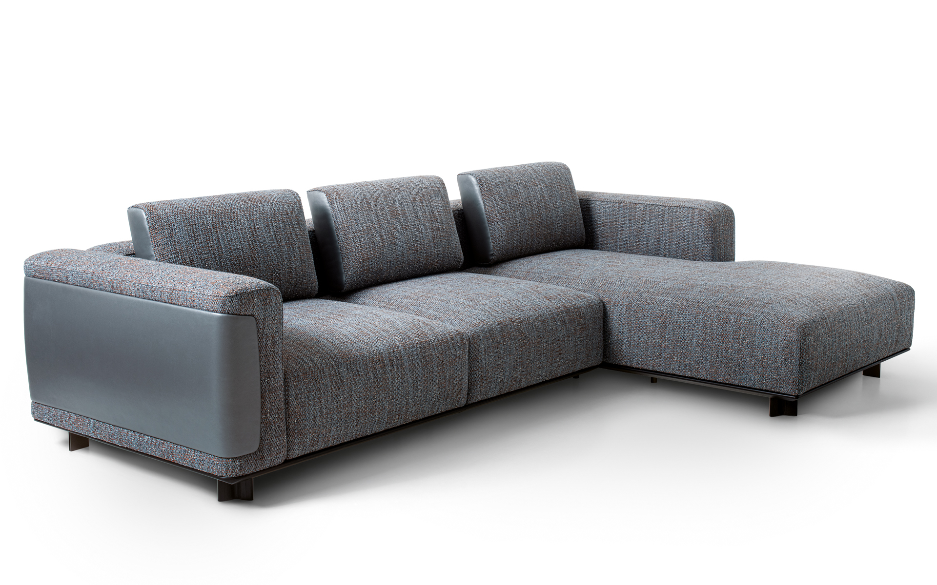 「Nereide（ネレイデ）」：頑丈なアッシュウッドプラットフォームの上に設置された、知恵と力を象徴するモジュール式ソファ