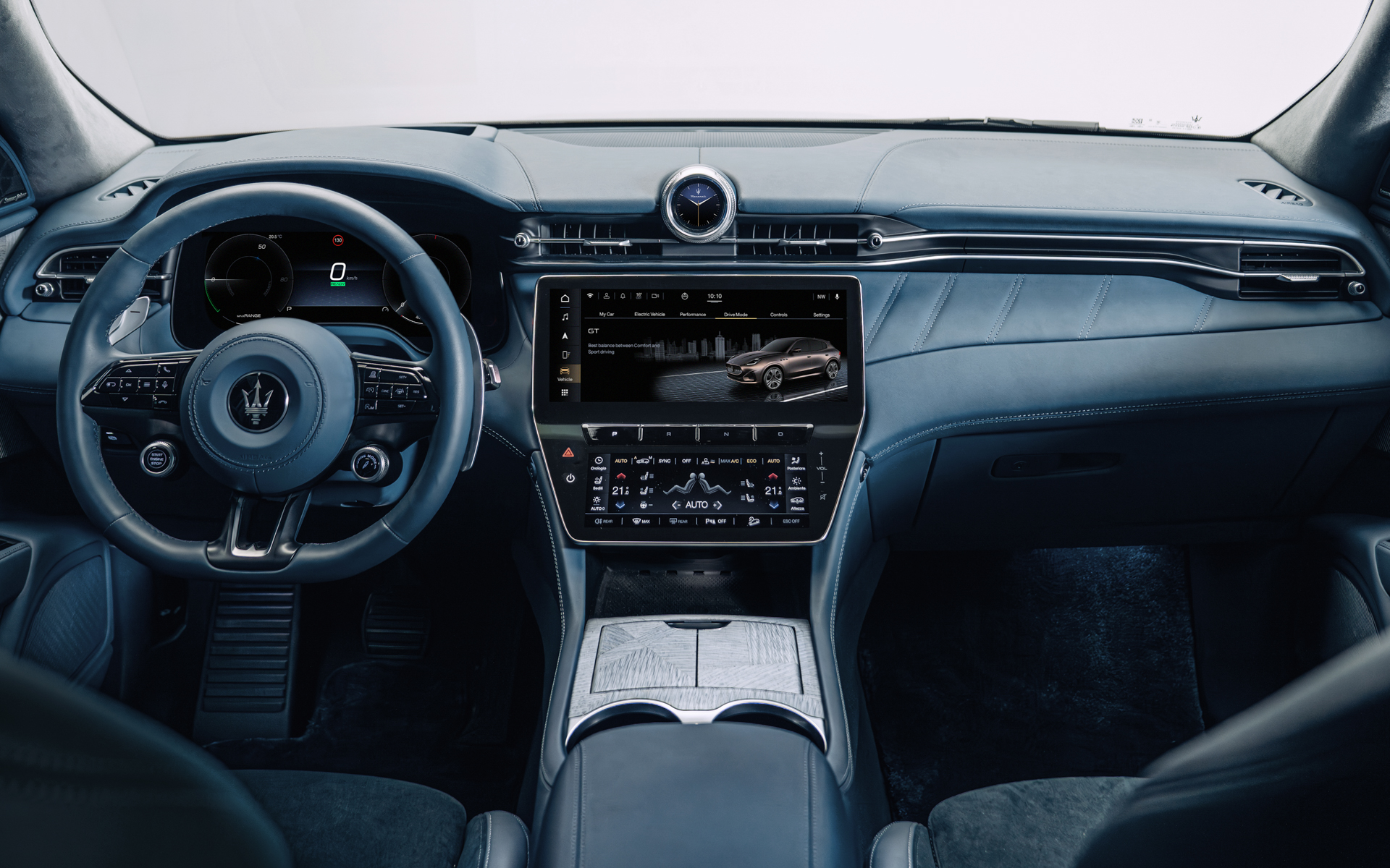 インテリアはデニム色のレザーを使用して「家のような心地よさ」を再現