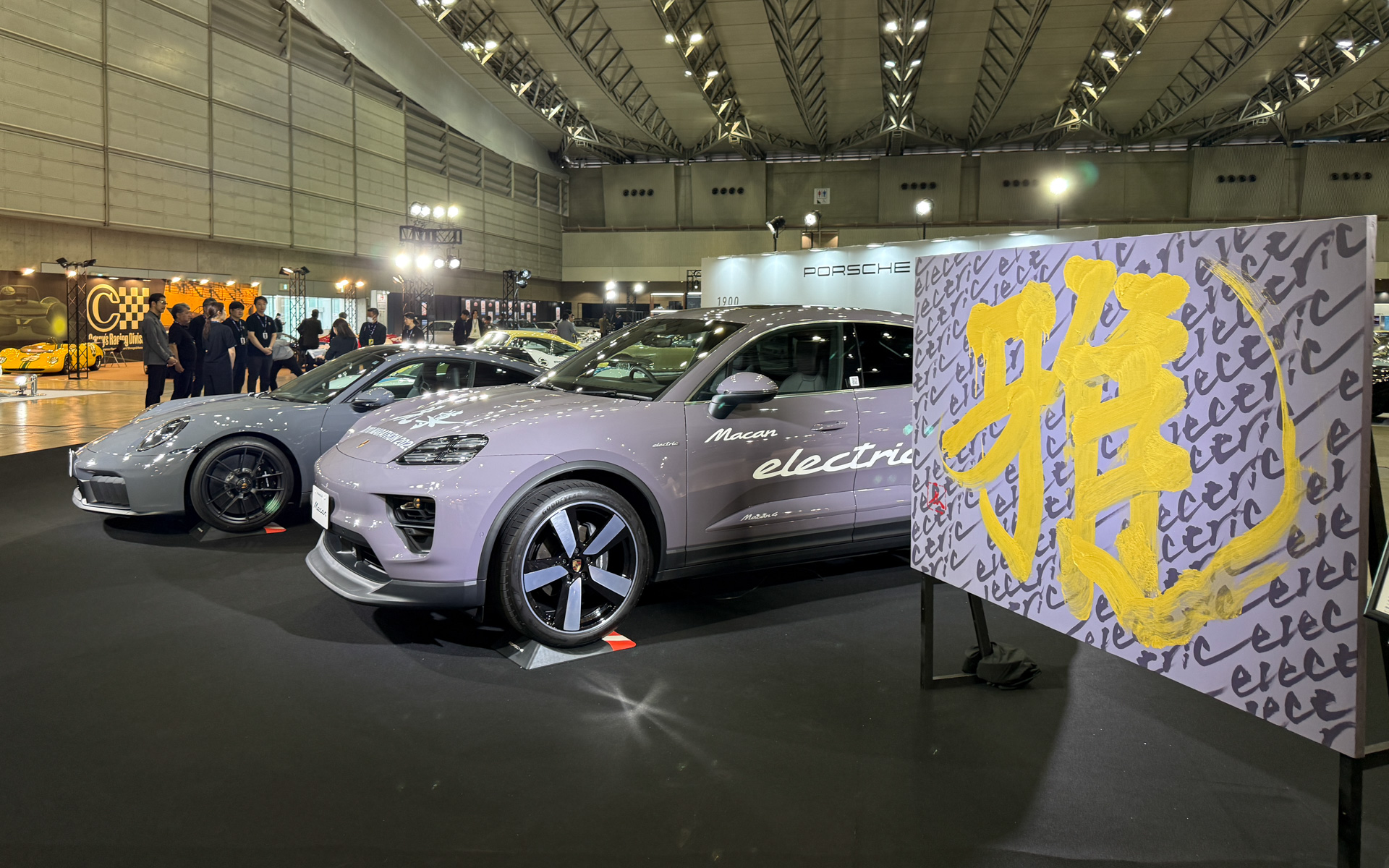 書家/アーティストの岡西佑奈氏が制作したアート作品「雅 - electric -」を展示