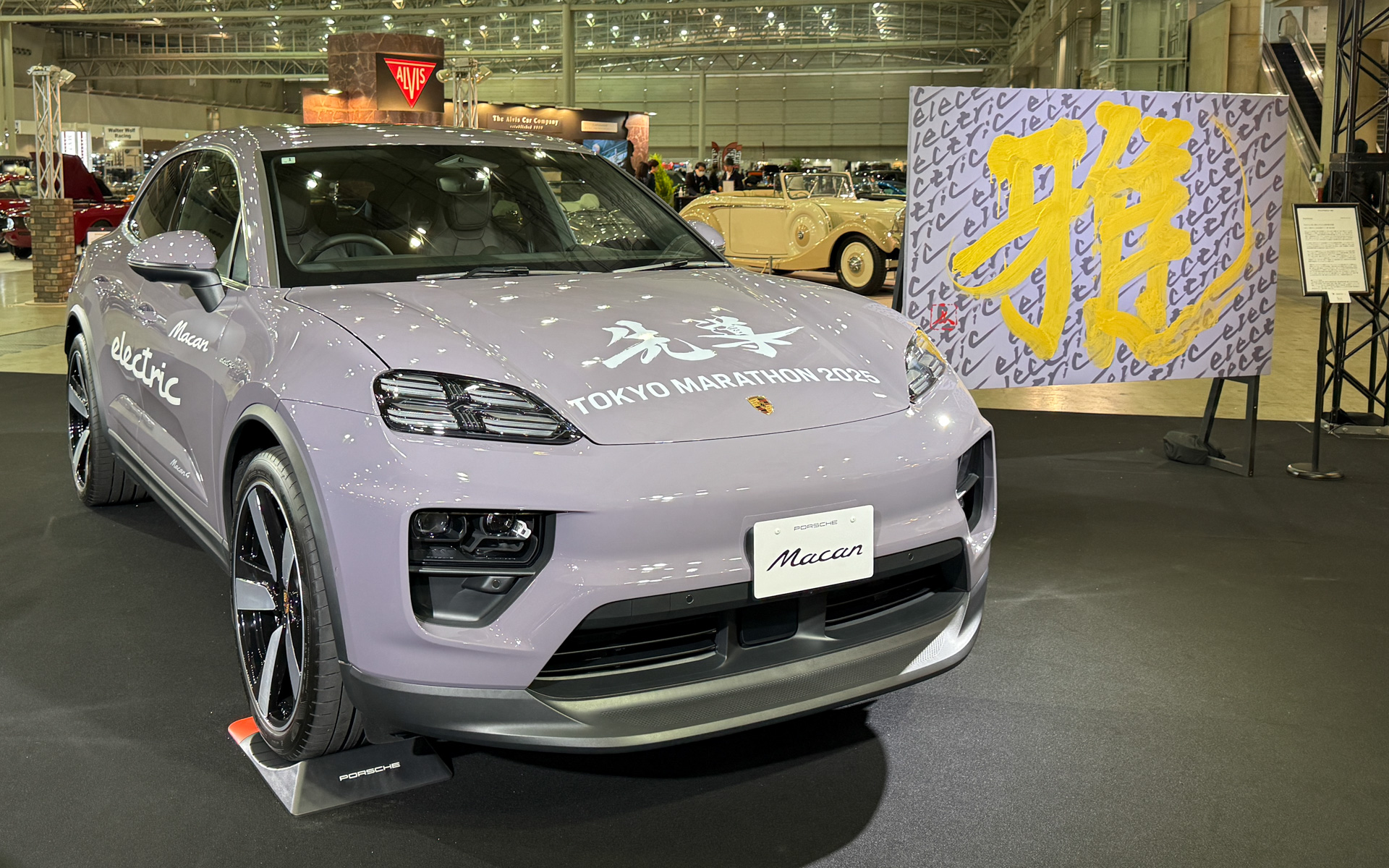 ポルシェジャパンがオフィシャルパートナーを務める東京マラソンのオフィシャルカーに「先導」や「審判長」といった随行ポルシェ車両のフロントに表記される文字に岡西氏の筆文字が採用された