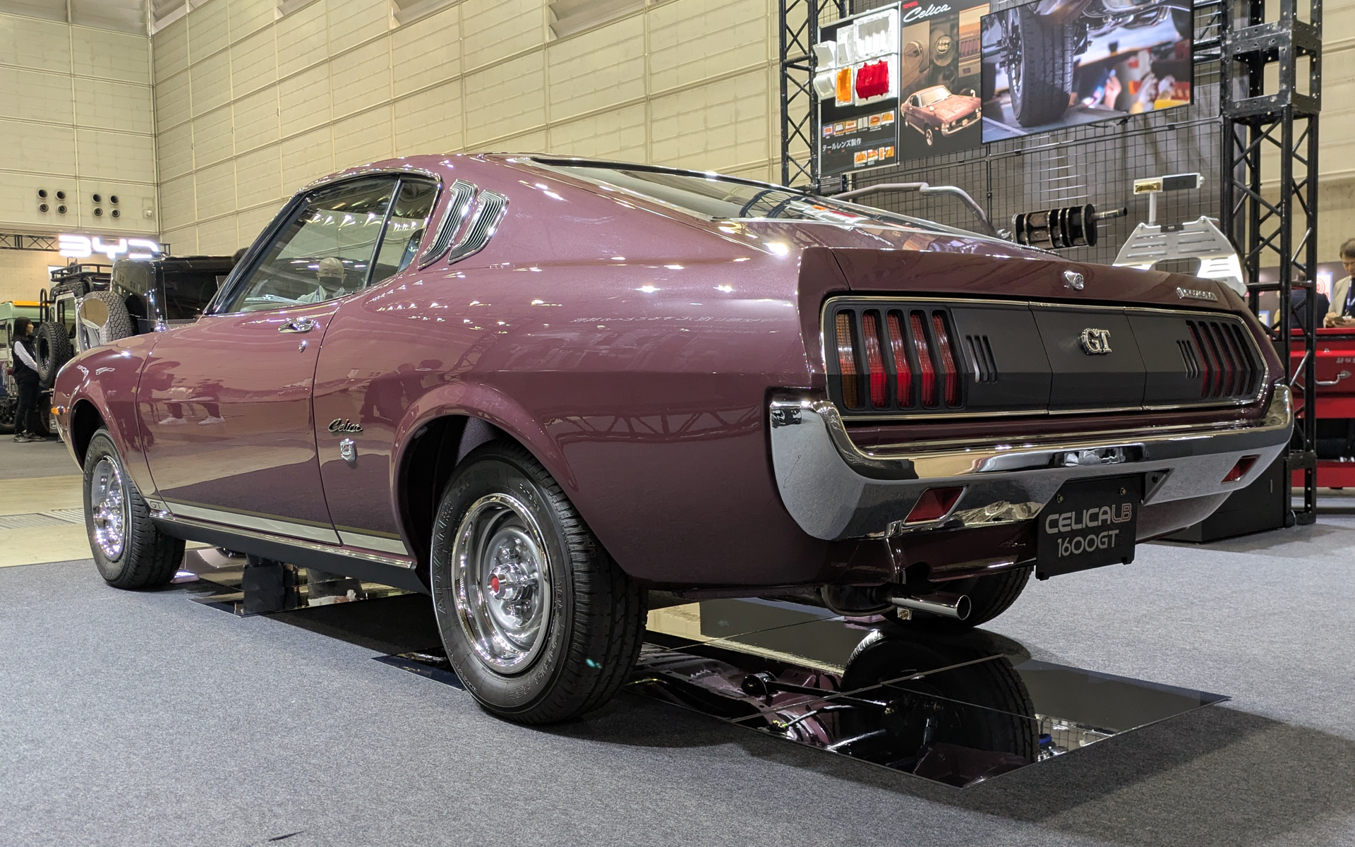 ボディサイズは4215×1620×1280mm（全長×全幅×全高）、ホイールベースは2425mm、車重は995kg